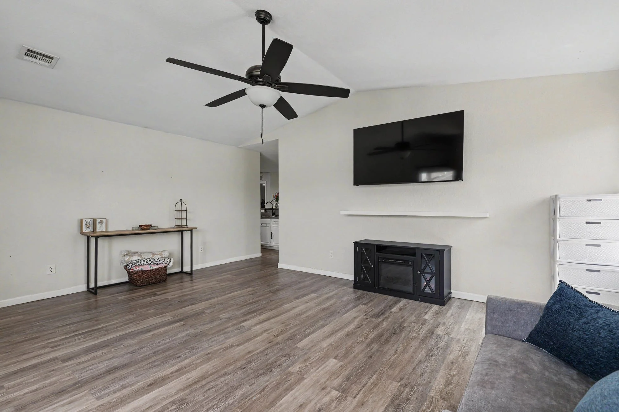 916 danbury-7.jpg