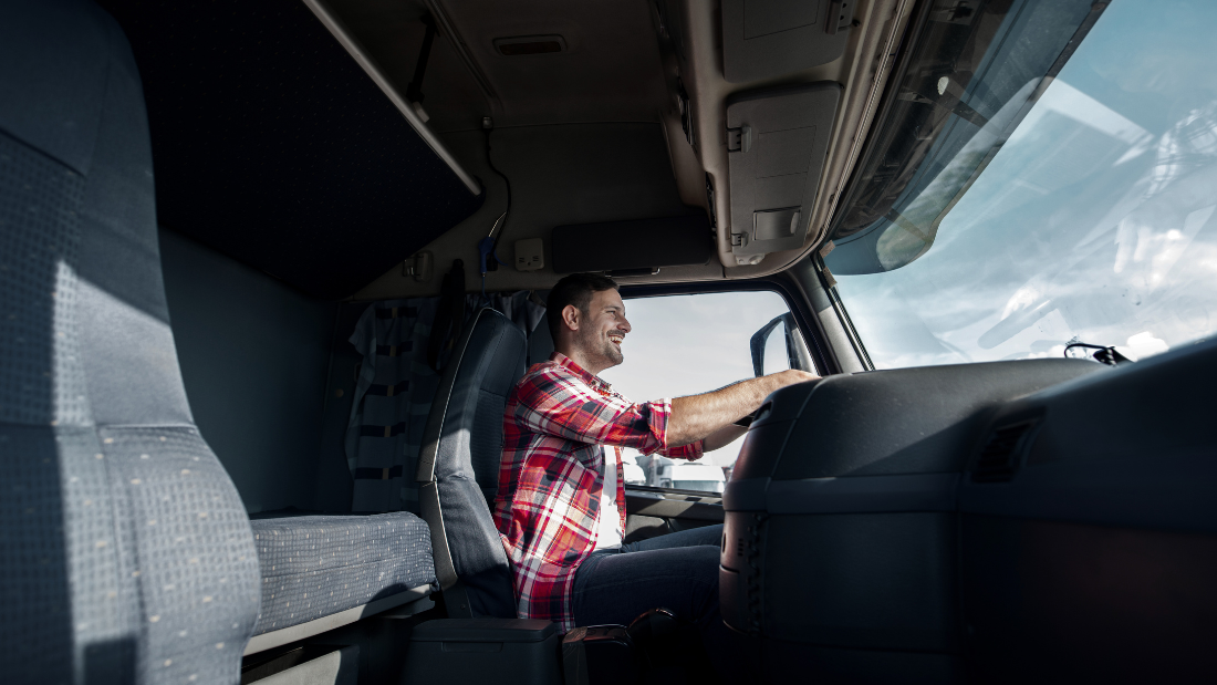 Hombre conduciendo un camión visto desde una cámara de seguridad en cabina