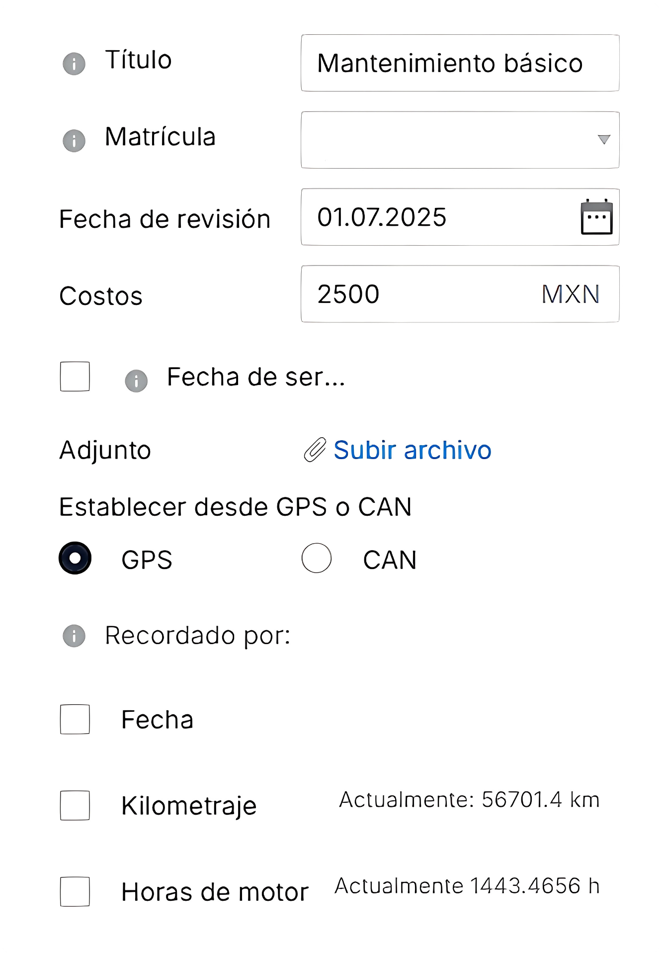 Formulario de mantenimiento con título 'Mantenimiento básico', fecha de revisión, opción para subir archivo adjunto, opción para establecer desde GPS o CAN con GPS seleccionado, y campos para recordar fecha, kilometraje y horas de motor.