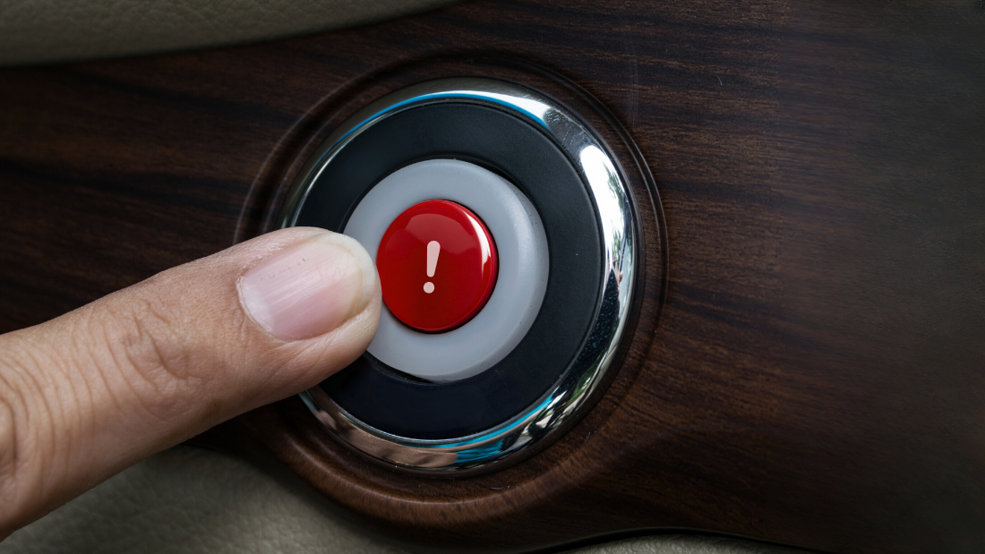 Botón de pánico siendo presionado