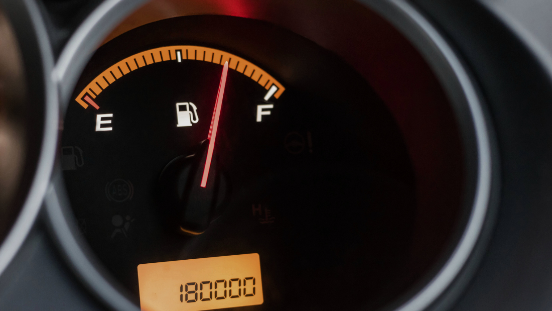 Indicador de combustible en el tablero de un vehículo haciendo referencia a un control de niveles de combustible y temperatura gracias a sensores