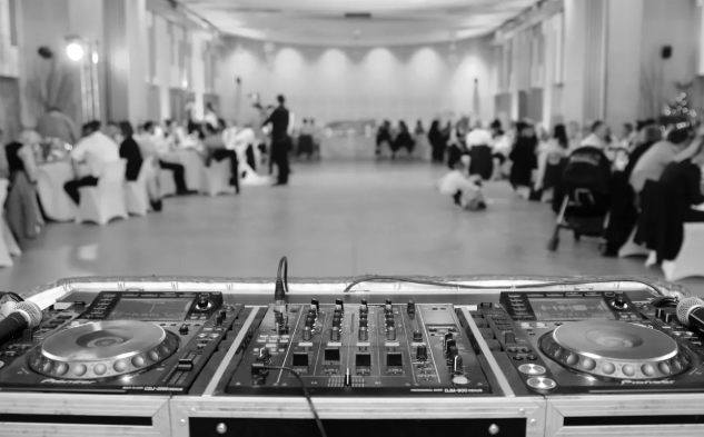 Photo Booth vs DJ: Which Should You Book First for Your Arizona Event?