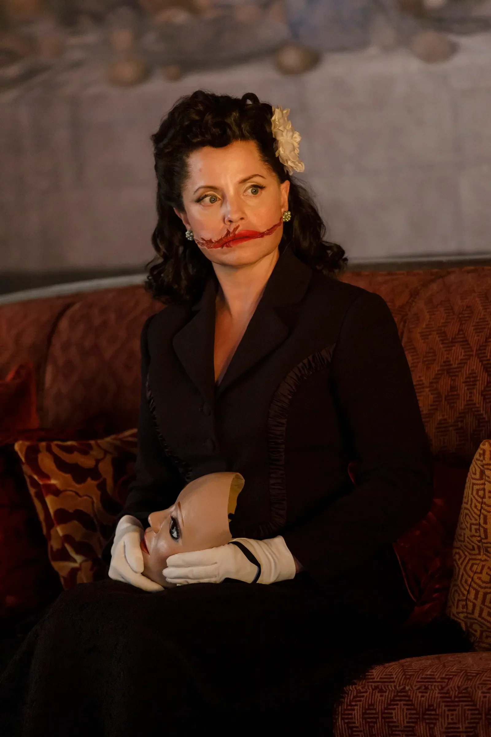 american-horror-story-13-mena-suvari-black-dahlia.jpg.webp