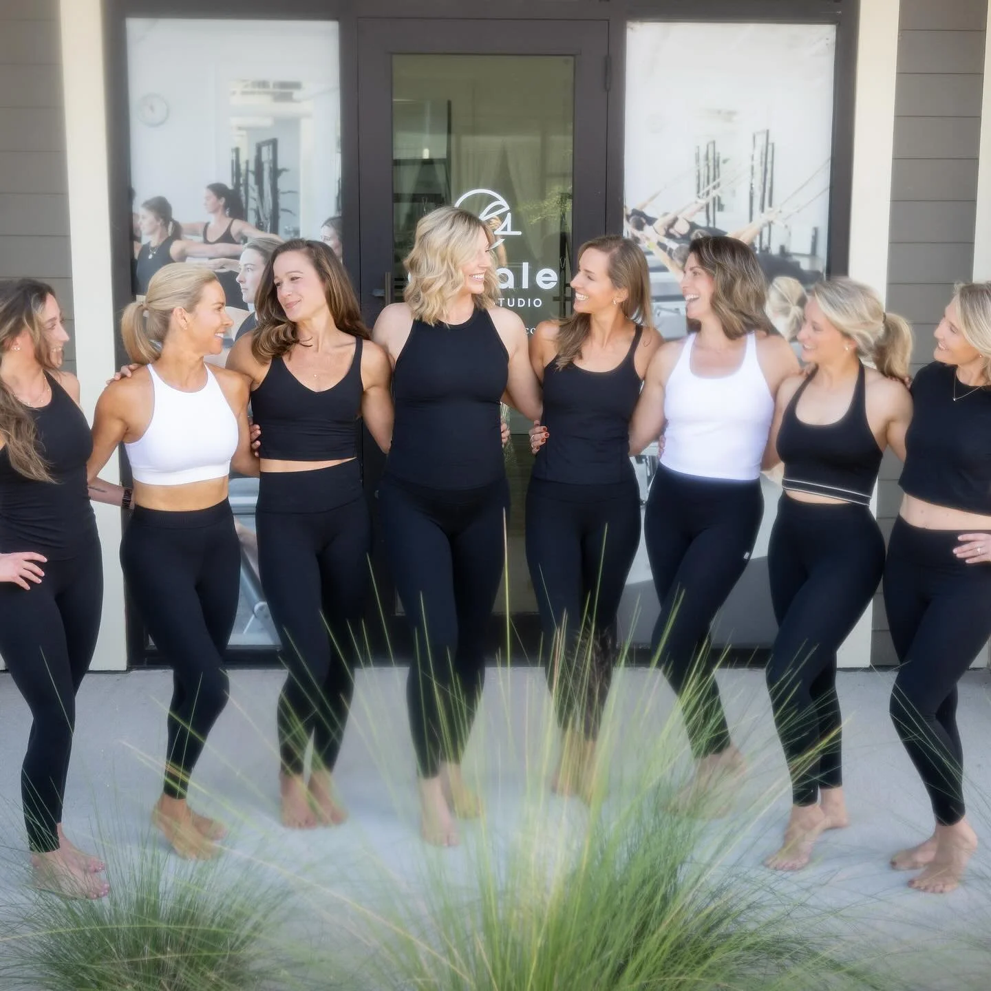 Happy Weekend from a few of your faves 💚🩵
Tap, tap if you’re an Exhale girl 😘
#hereforit #exhalegirl #pilatesgirl #pilates #reformerpilates #weekend #saturday