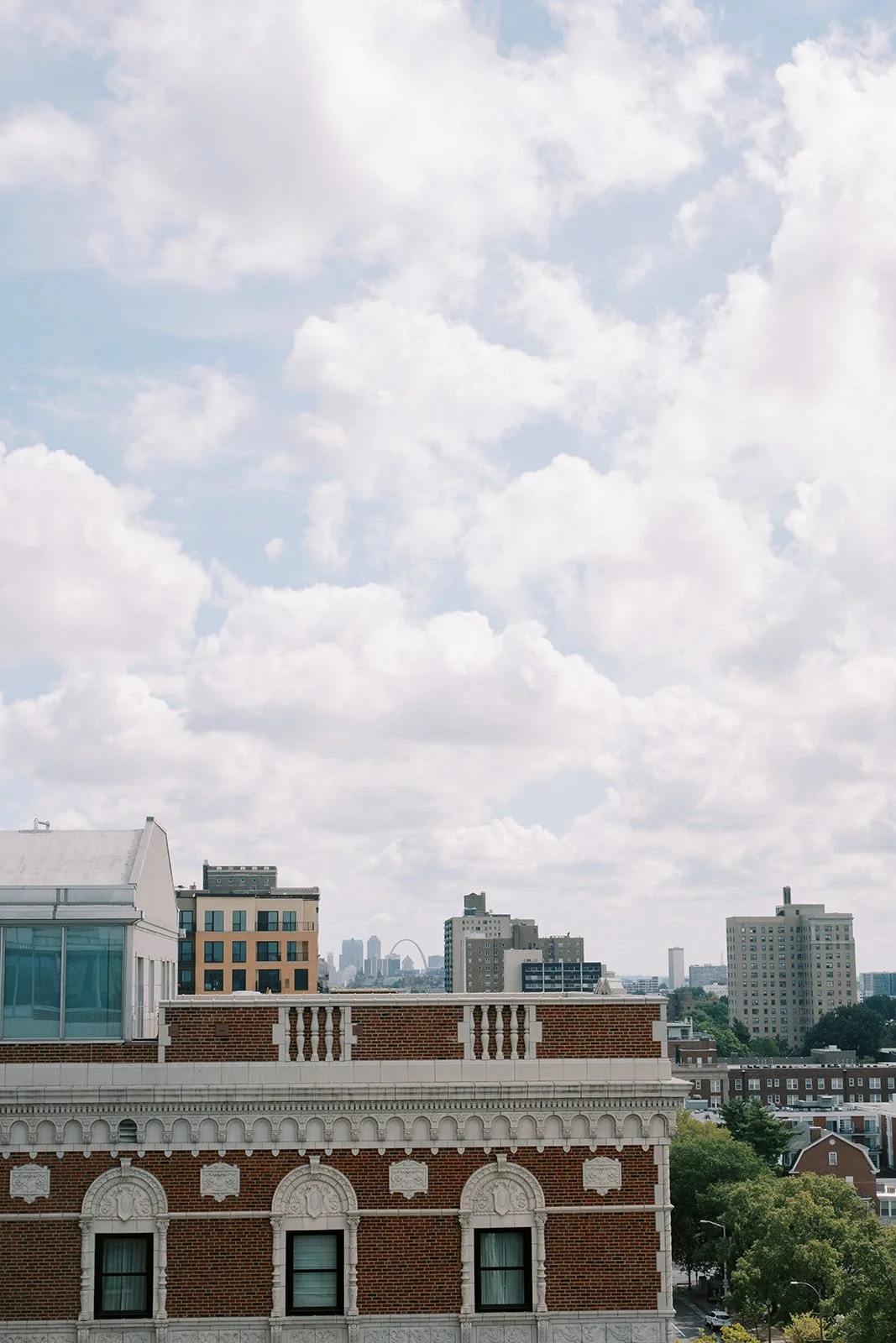 Chase Park Plaza’s rooftop set the scene with stunning skyline view. Dana & Blake’s ceremony felt like a breath of fresh air above the city.