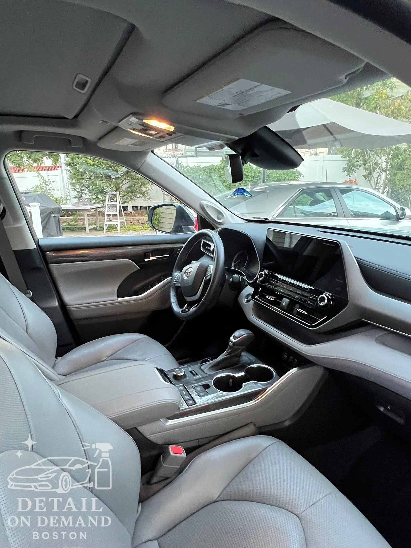 Fresh off our Signature Clean Combo ✨ This Toyota Highlander is back to showroom shine — inside and out. 🚙💎
.
.
.
.
.
.
#detailing #toyota #autodetailing #cardetailing #detailingworld #ceramiccoating #carwash #detailersofinstagram #carcare #c