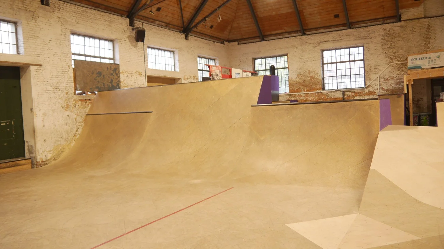 Großes Quarterpipe vor der Hallenwand