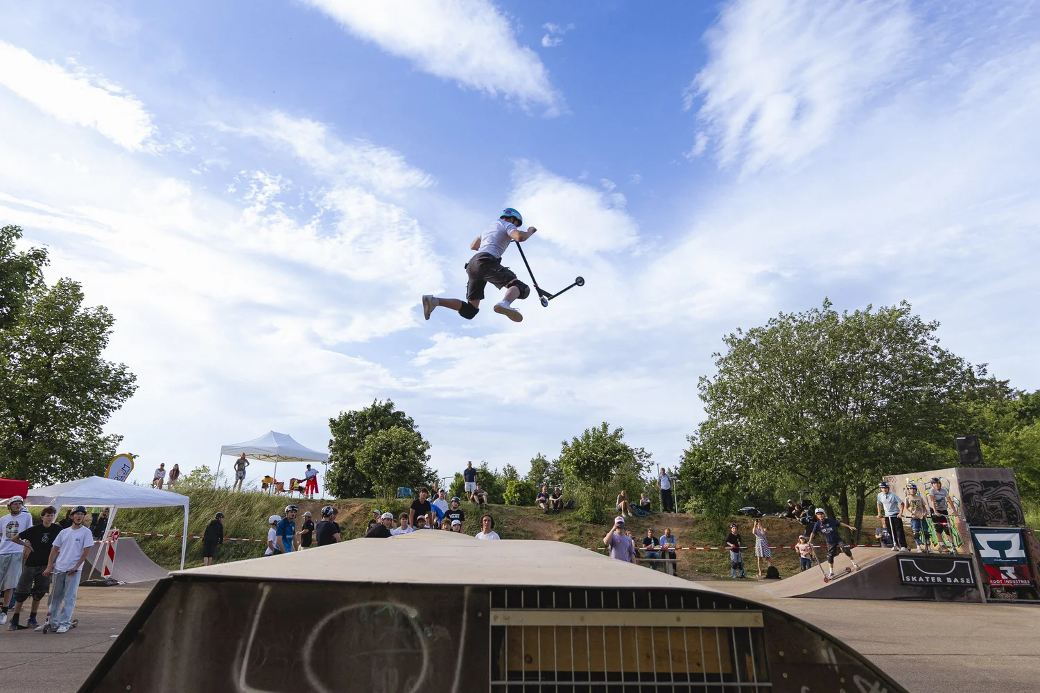 Rider springt beim Scooter Contest Germering hoch über die Rampe