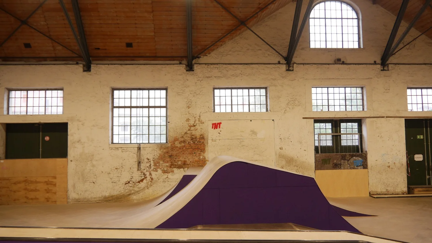 Welle vor der Backsteinwand