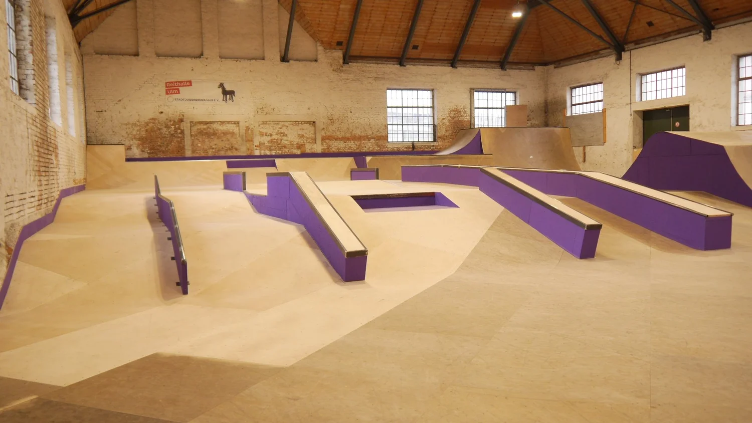Street-Bereich mit Rails, Ledges und Funbox