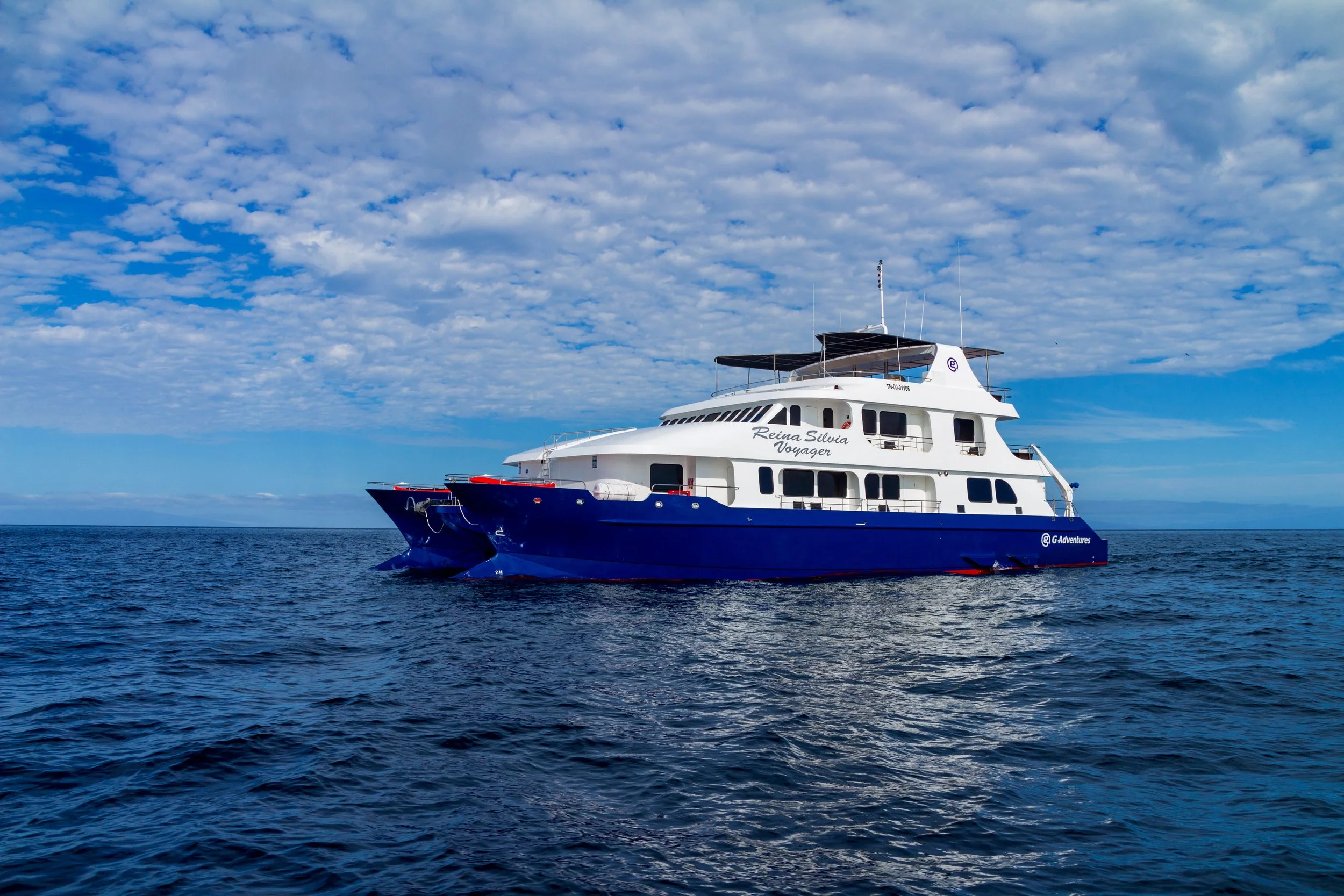 Ecuador Galapagos Reina Silvia Voyager Exterior (2).jpg