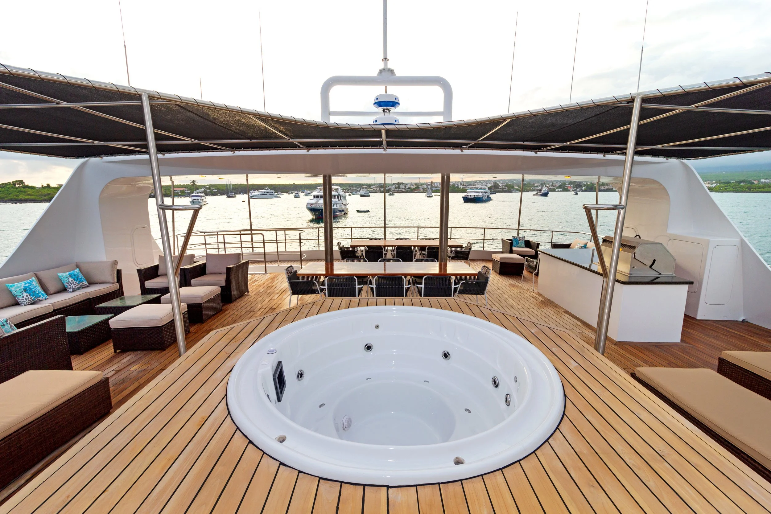 Reina Silvia Voyager-Hot Tub.jpg
