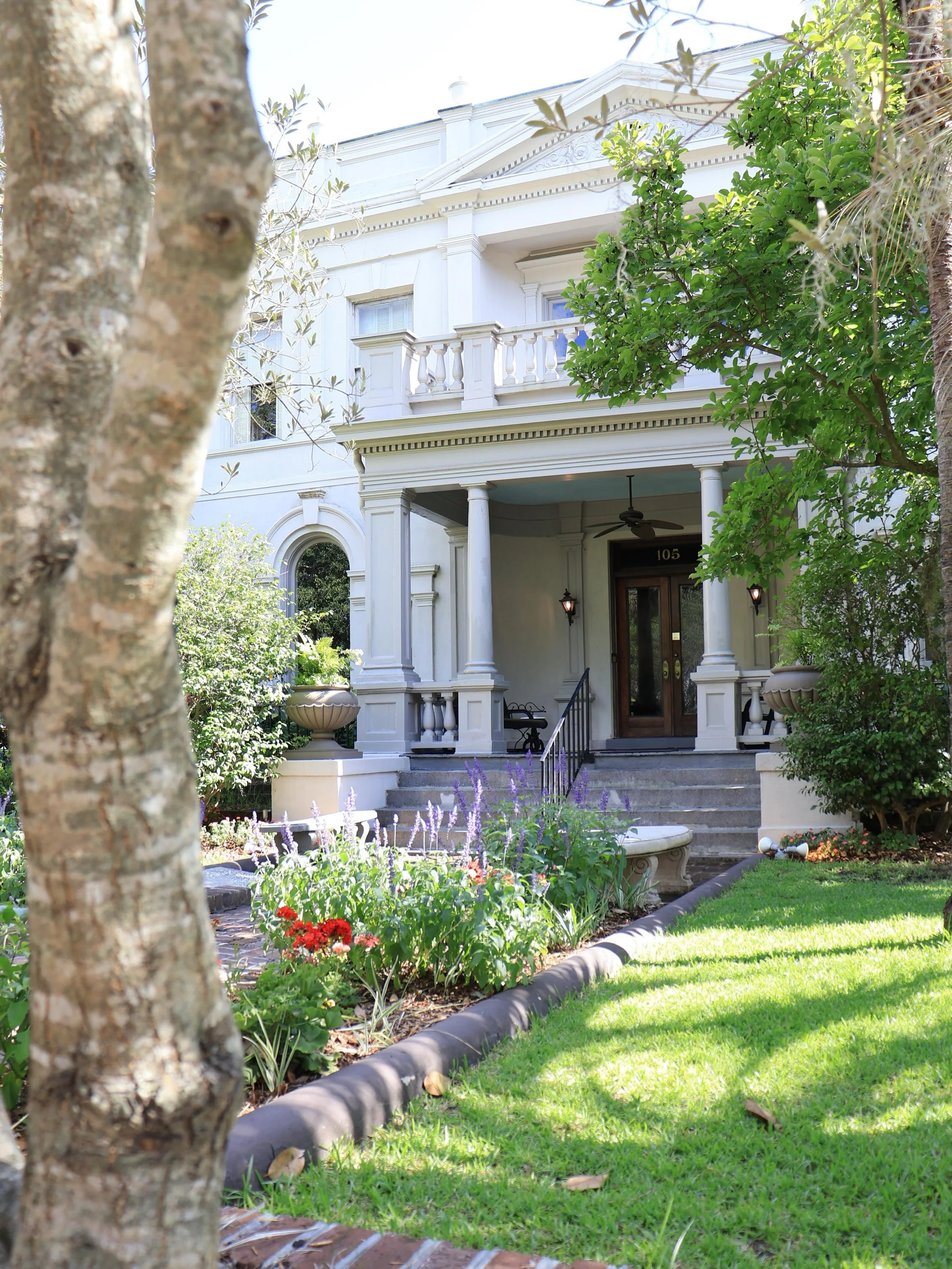 Summer in Savannah has arrived.

Beneath a canopy of oaks, the gardens are in bloom, the evenings stretch a little longer, and the table is set. Join us at Elizabeth on 37th and savor the season with exceptional food, thoughtful wines, and the warmth