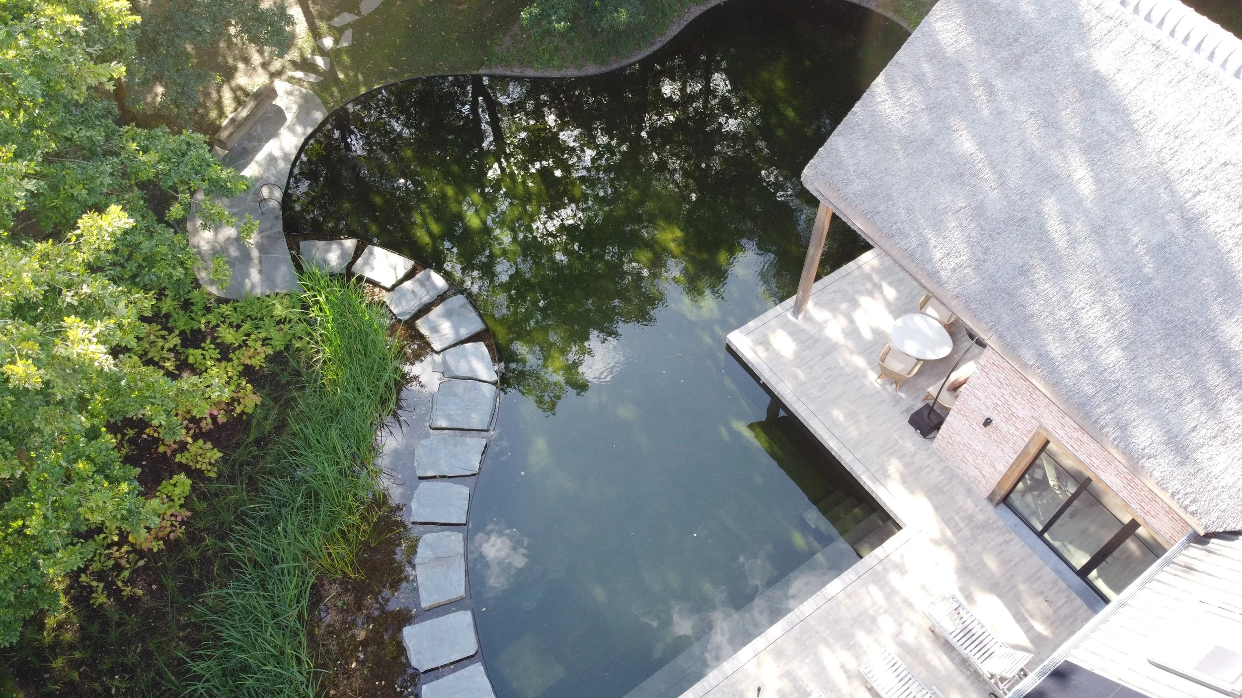 Natuurlijke tuin met zwemvijver ontworpen door  tuinarchitect Michael Ecran via Parteir België