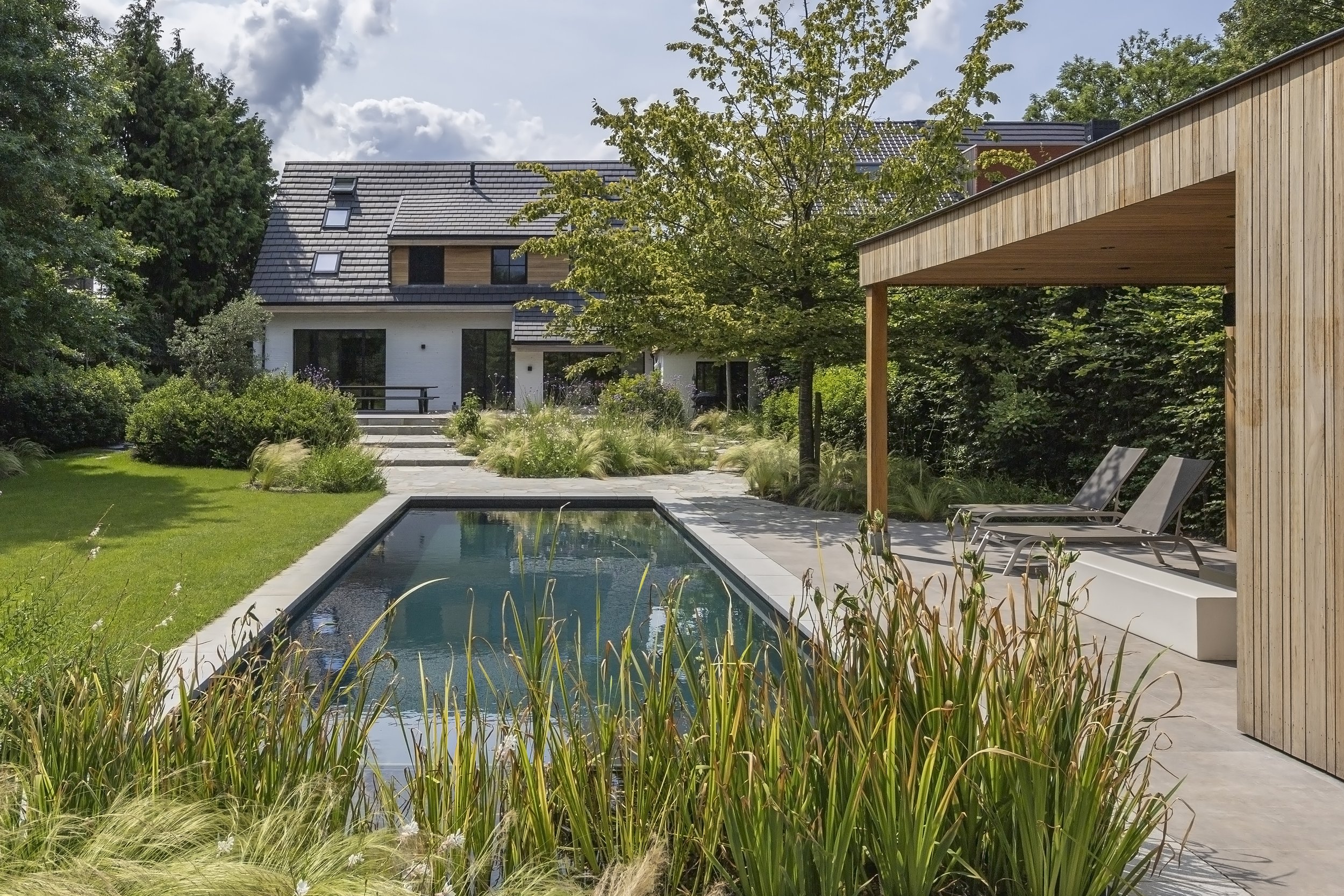 Architecturaal zwembad en poolhouse ontworpen door  tuinarchitect Michaël Ecran via Parteir België