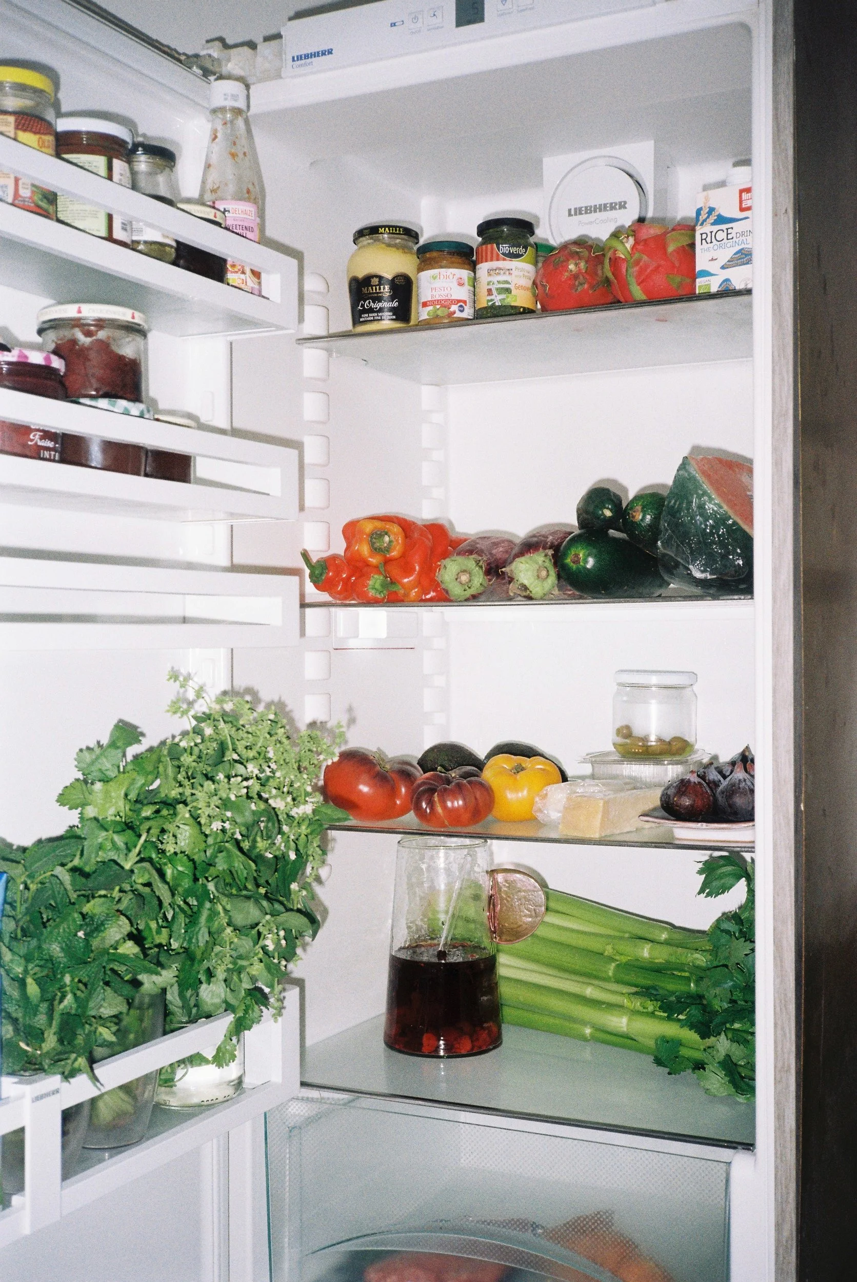 Groenten en fruit in koelkast, barn, biowinkel, interieur door PARTEIR