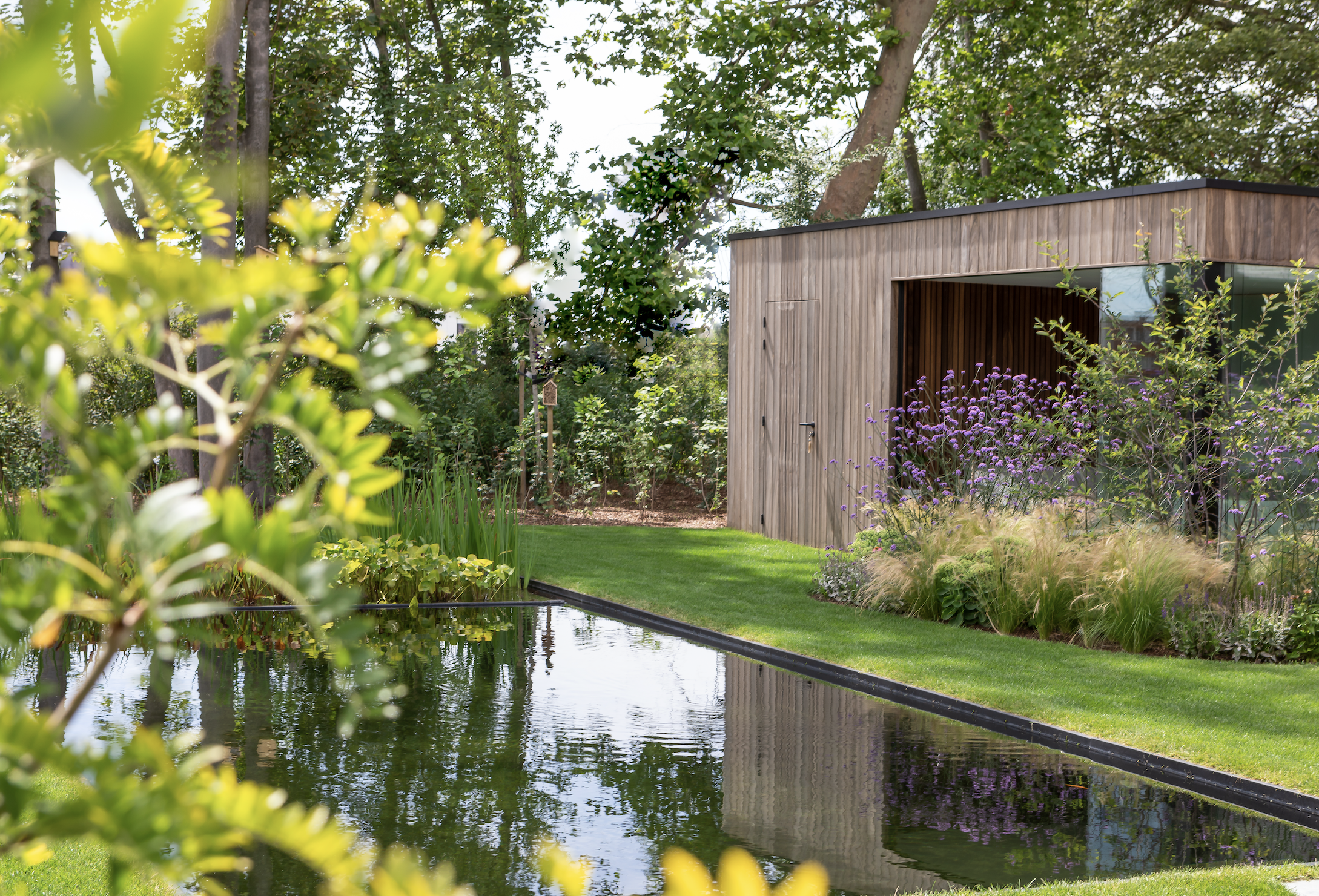 Poolhouse in tuin ontworpen door  tuinarchitect Michael Ecran via Parteir België