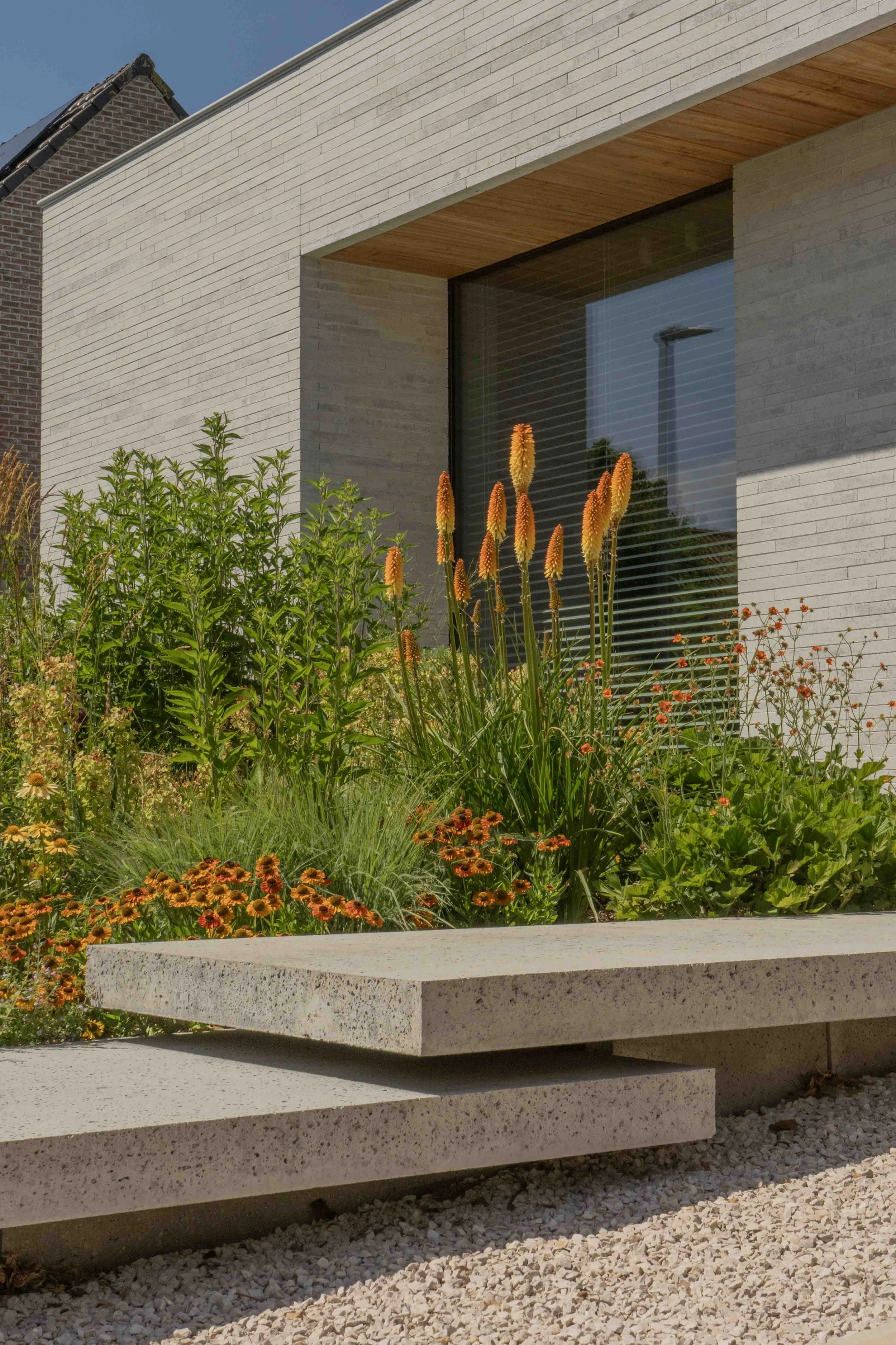 oprit in natuursteen, zomerse planten, tuinontwerp van Jeamie Hendrickx via PARTEIR
