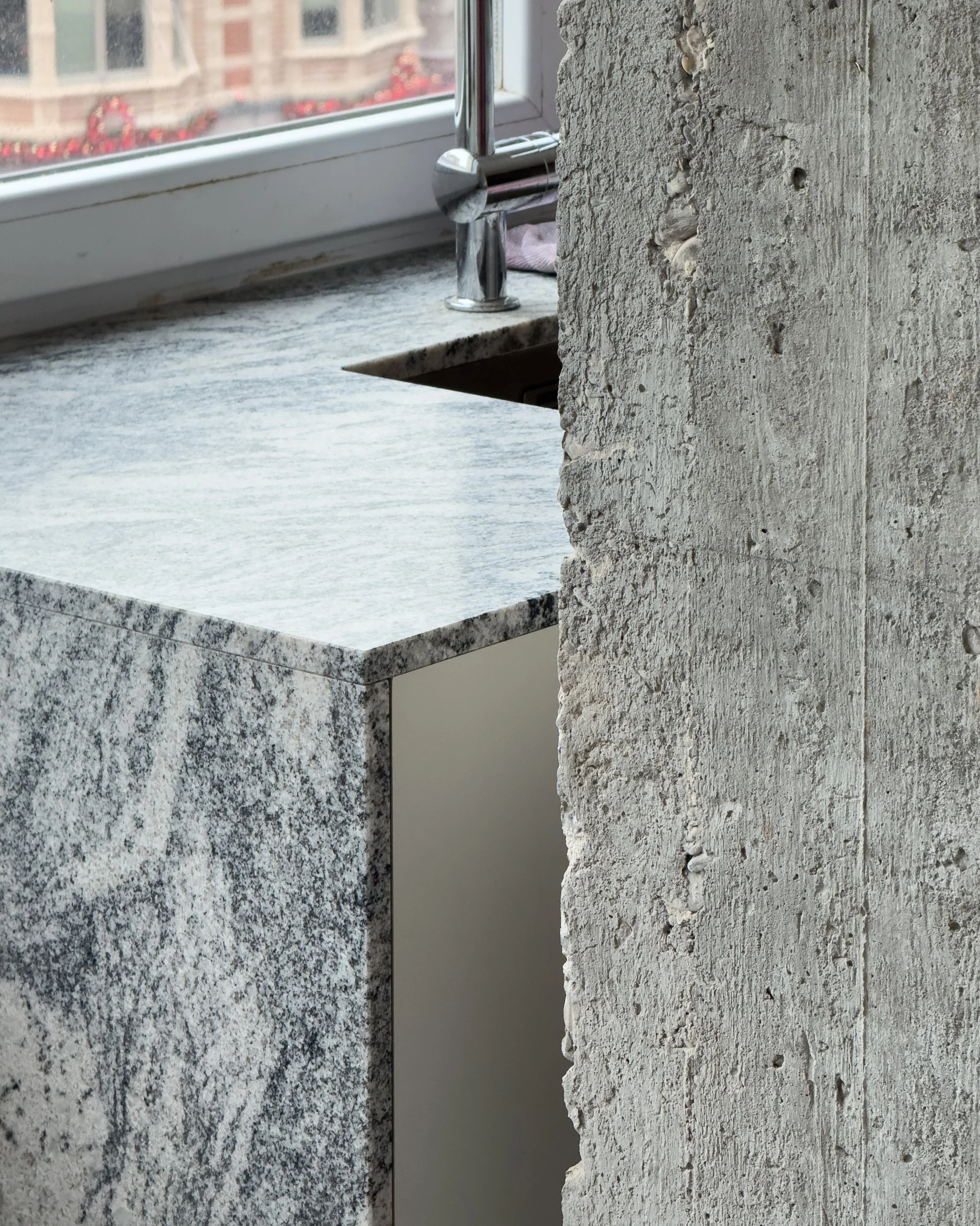 Natuursteen en betonconstructie brutalism