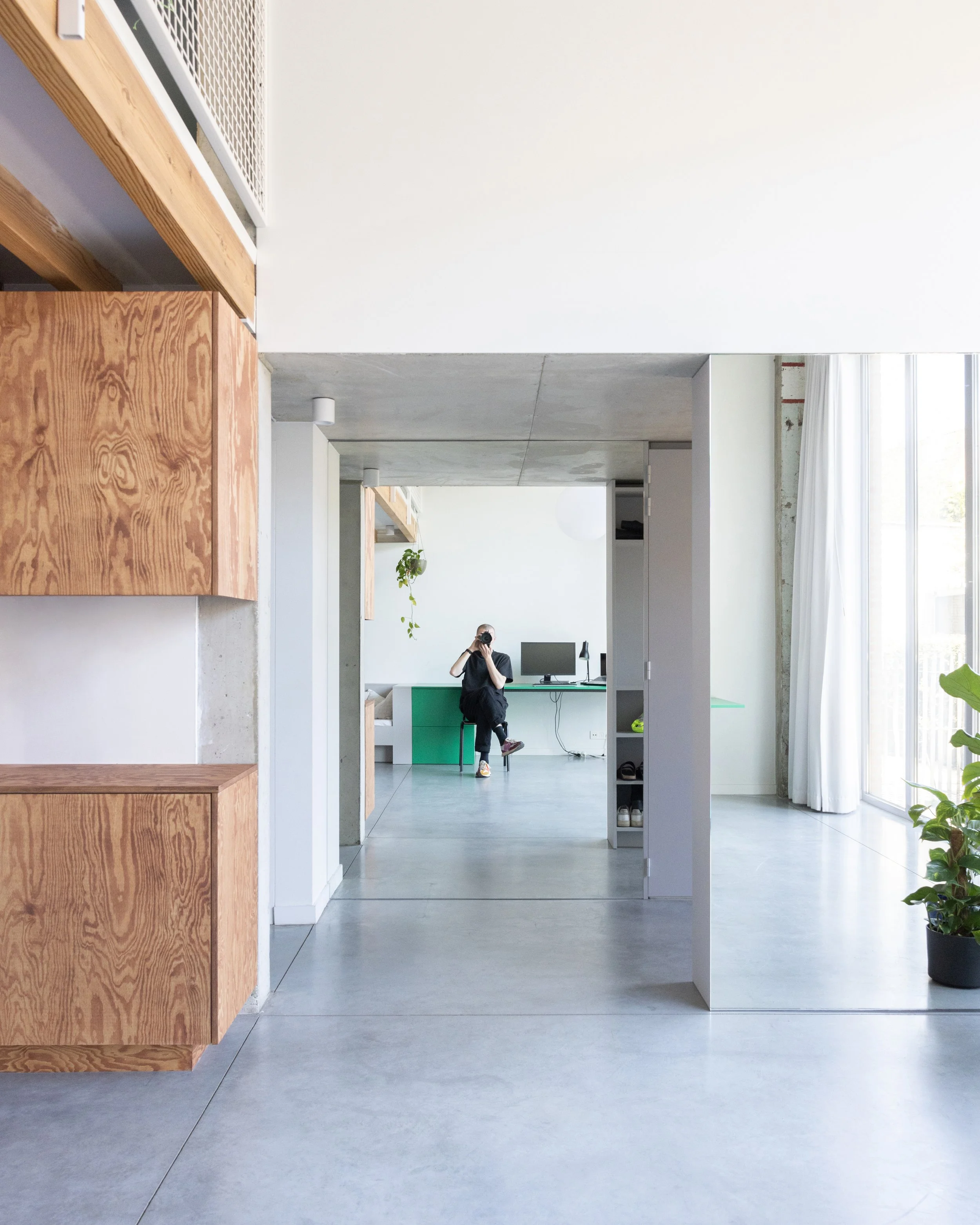 modern interieur met beton gietvloer en hout