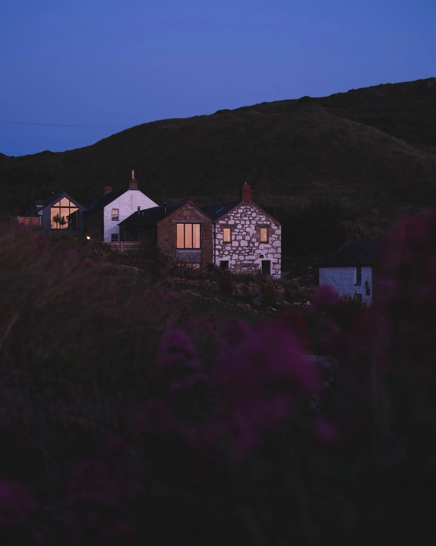 A little piece of heaven in Sennen.

@vellandreath_cornish_cottages resting quietly under the Cornish dusk, wildflowers in bloom, and the sea melting into the horizon. A world away, yet just where you&rsquo;re meant to be.

Captured on a quiet evenin