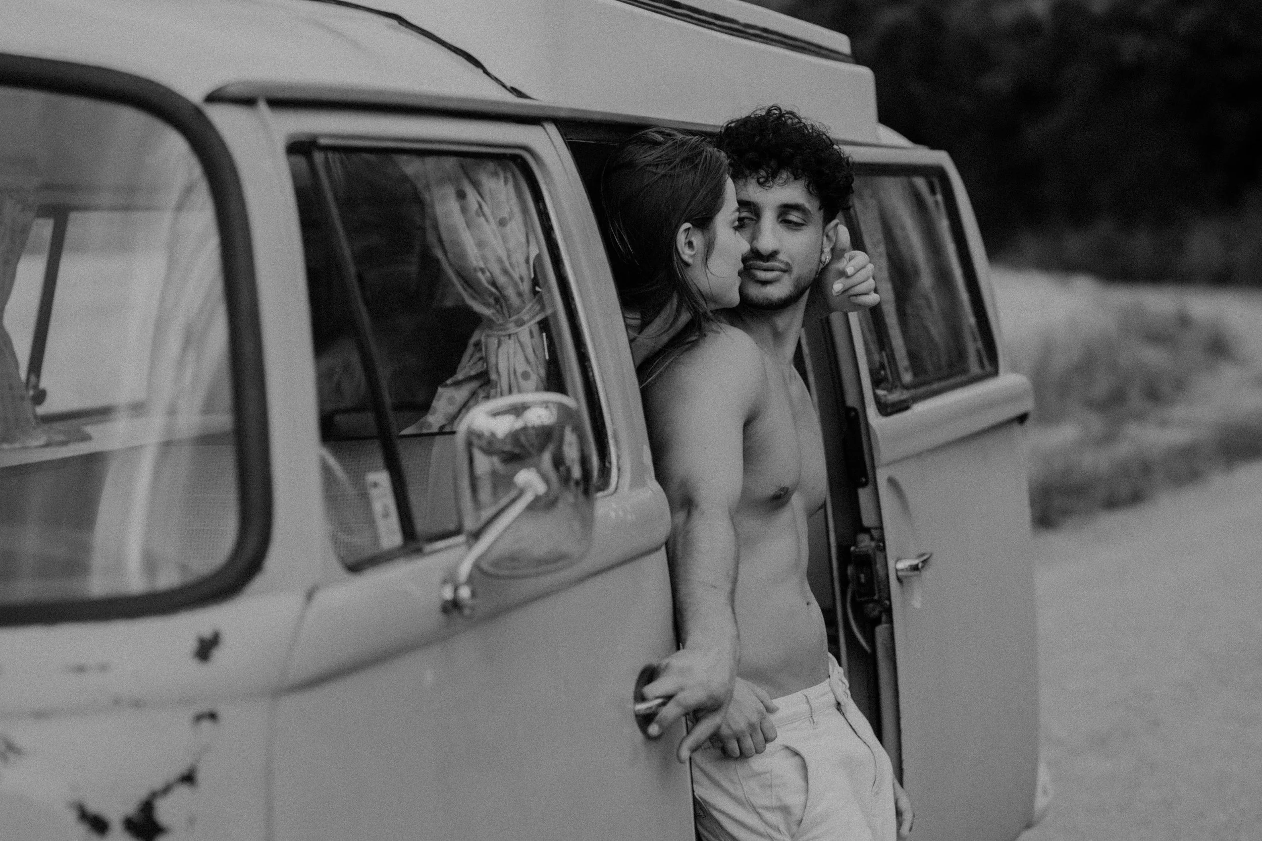 Campervan_couple_photoshoot-4.jpg