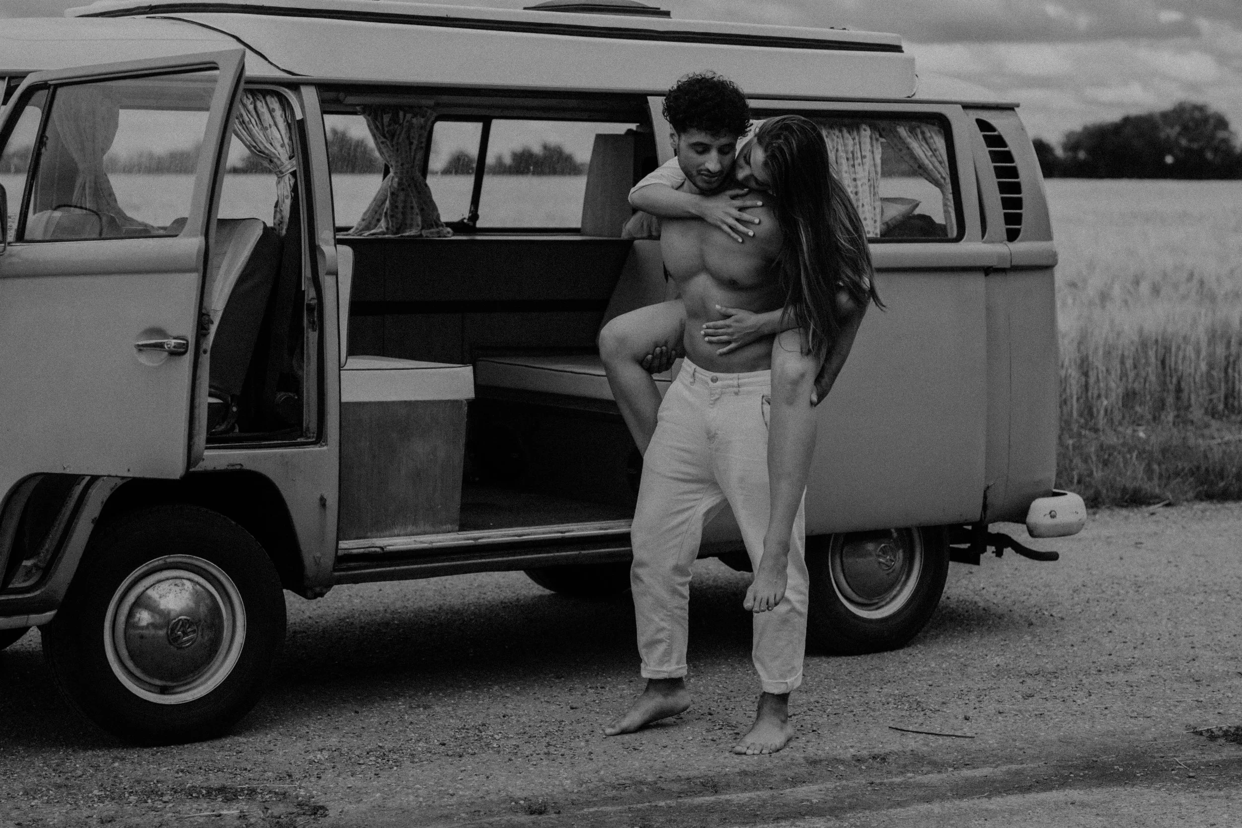 Campervan_couple_photoshoot-7.jpg