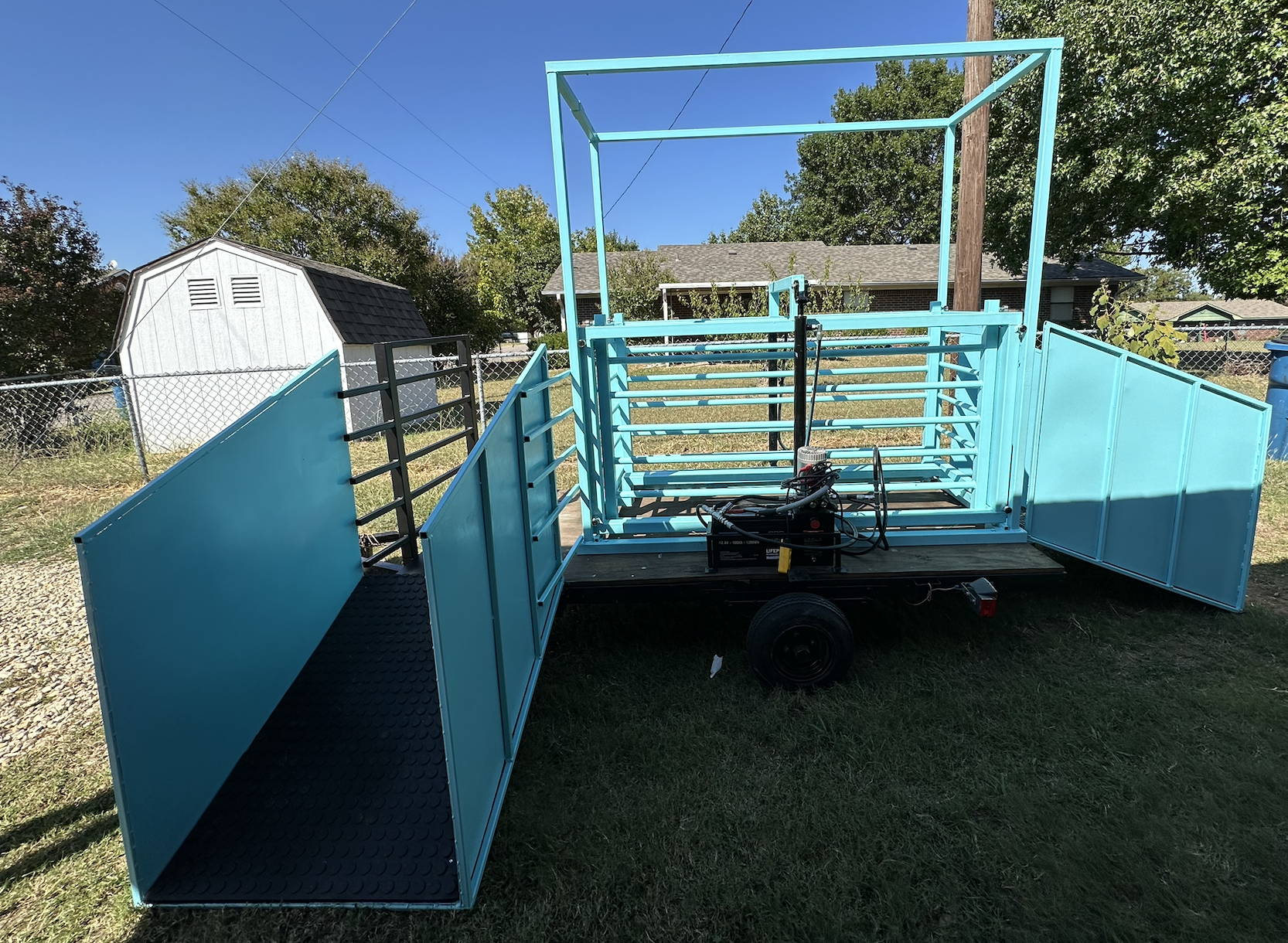 Completed hydraulic pig chute with dual swing gates and 12V hydraulic lift system.
