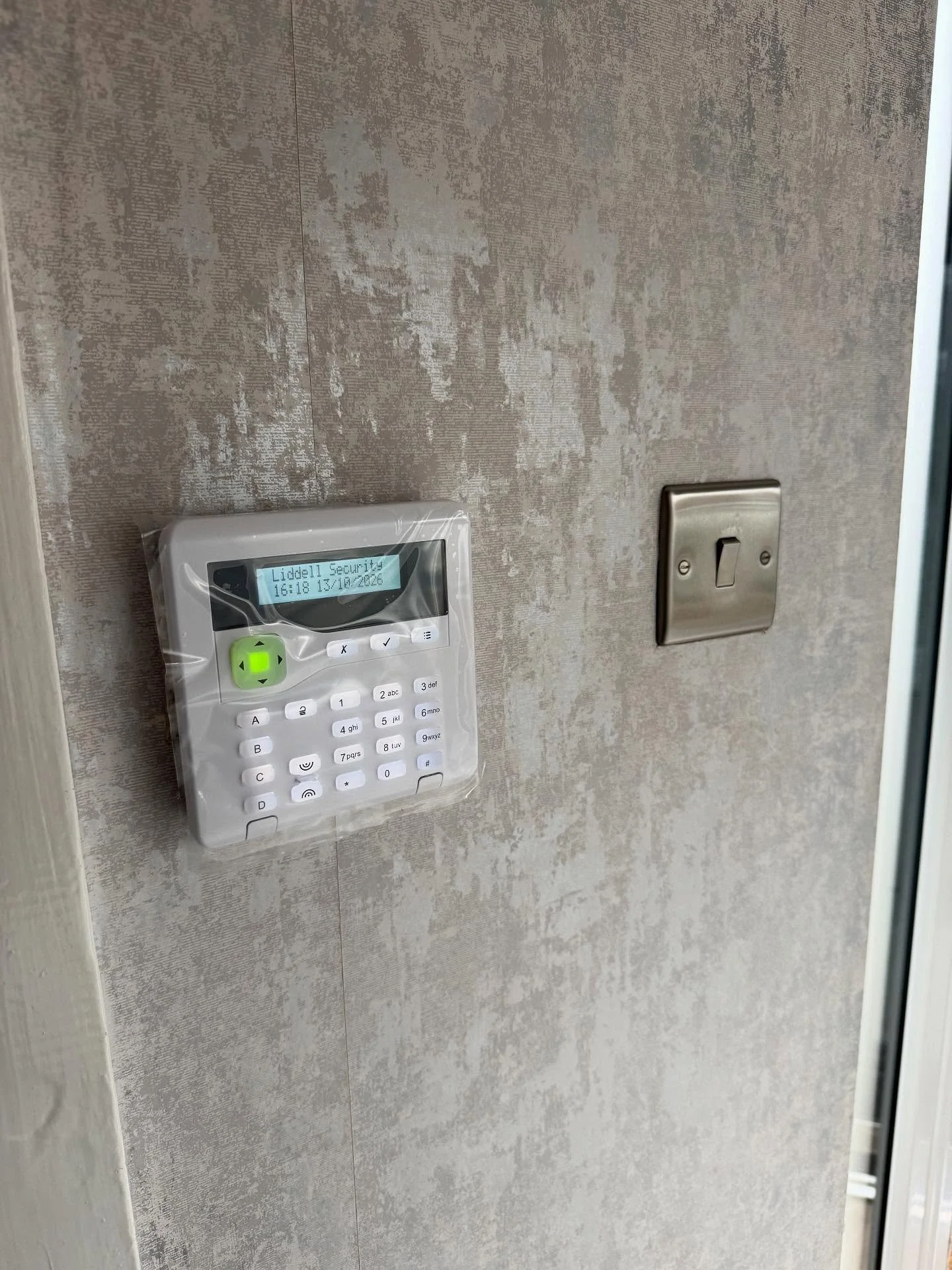 🔐 Another Alarm System Upgrade in Atherton! 🔐
Starting the week strong with a full alarm system installation and upgrade in Atherton, securing the property ready for the new tenants to move in! 🏠
One of the existing cables had been damaged, so we