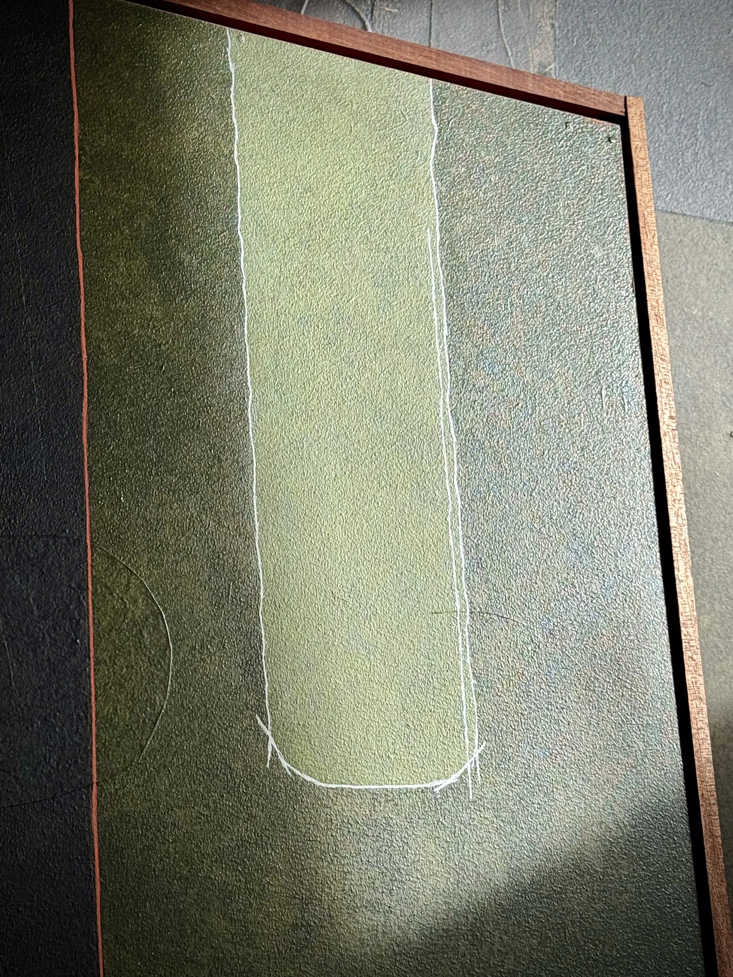 Strukturiertes, abstraktes Acrylgemälde mit grünem Farbfeld, Gipsformen, oranger Linie und Mahagoni-Schattenfugenrahmen mit oranger Fuge
