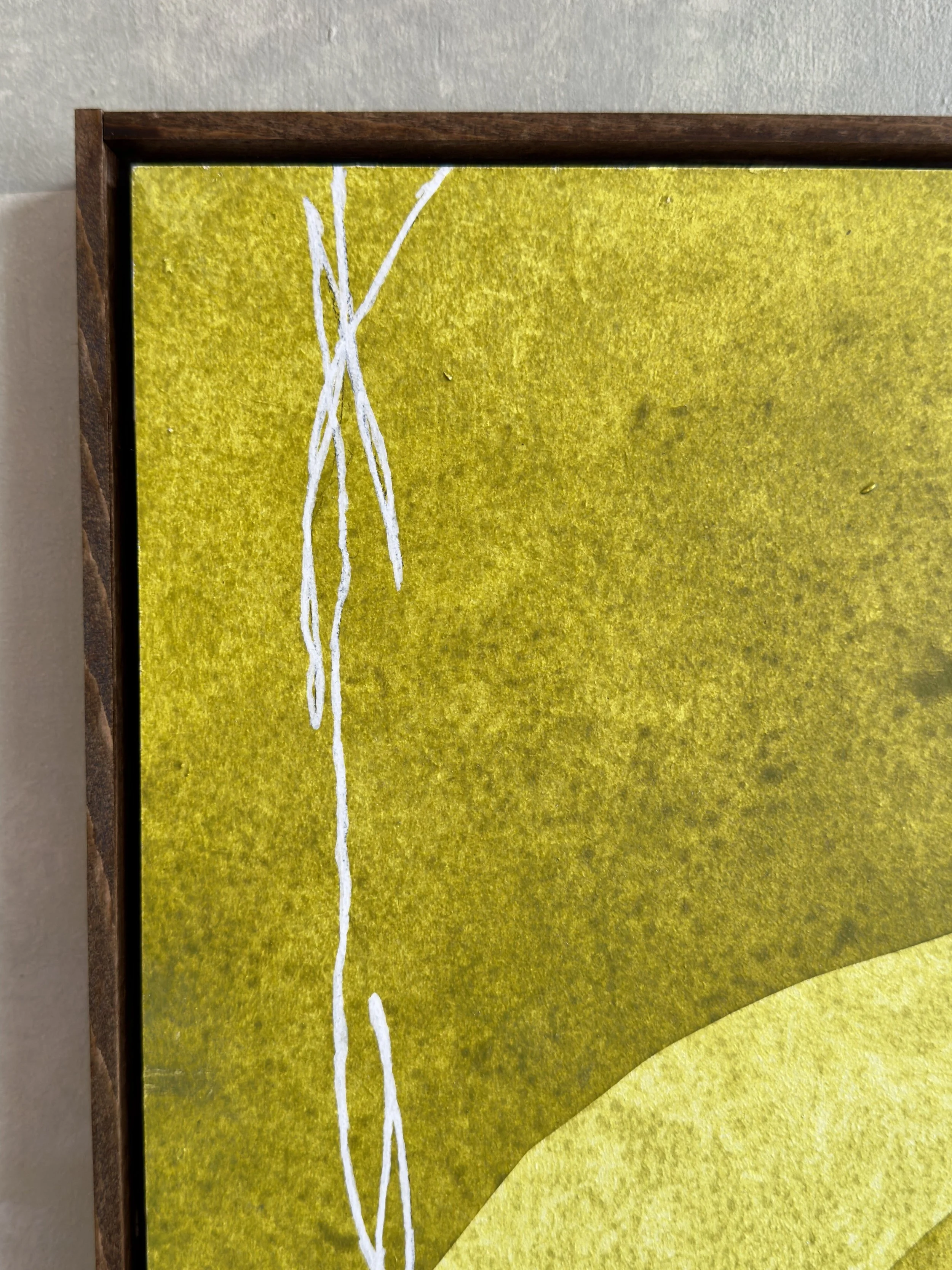 Detail eines gemalten Bildes mit grünem Hintergrund und weißen Linien, Rahmen aus Holz.