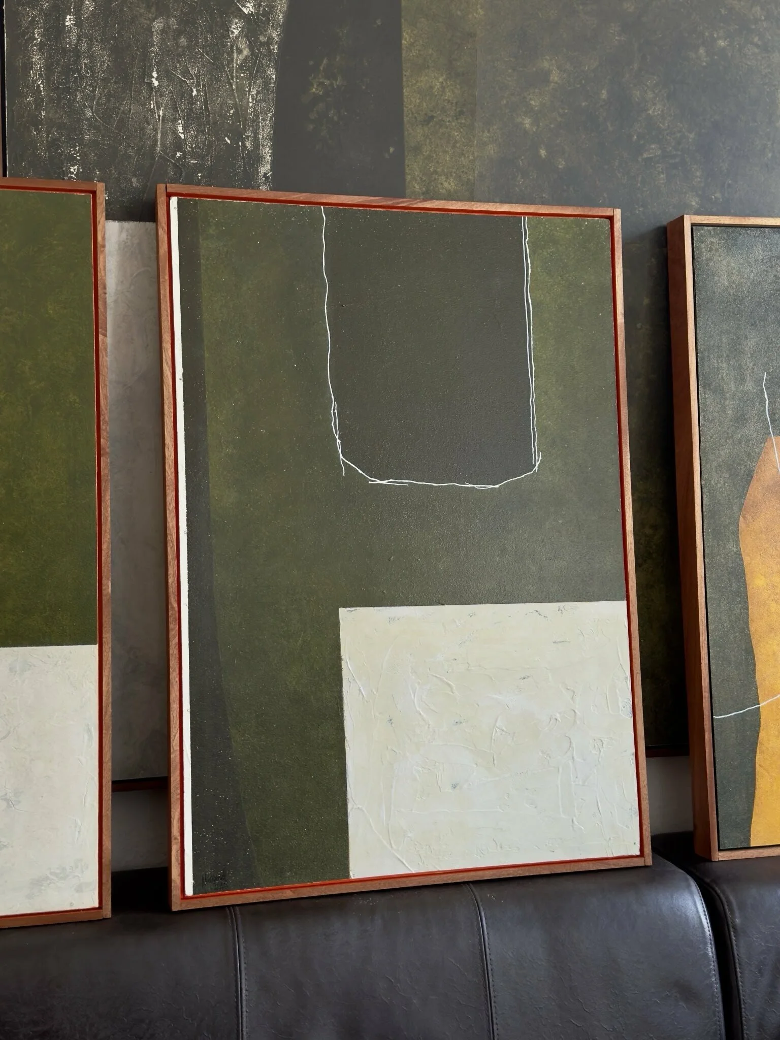 Strukturiertes, abstraktes Acrylgemälde mit grünem Farbfeld, Gipsformen, Mahagoni-Schattenfugenrahmen mit oranger Fuge