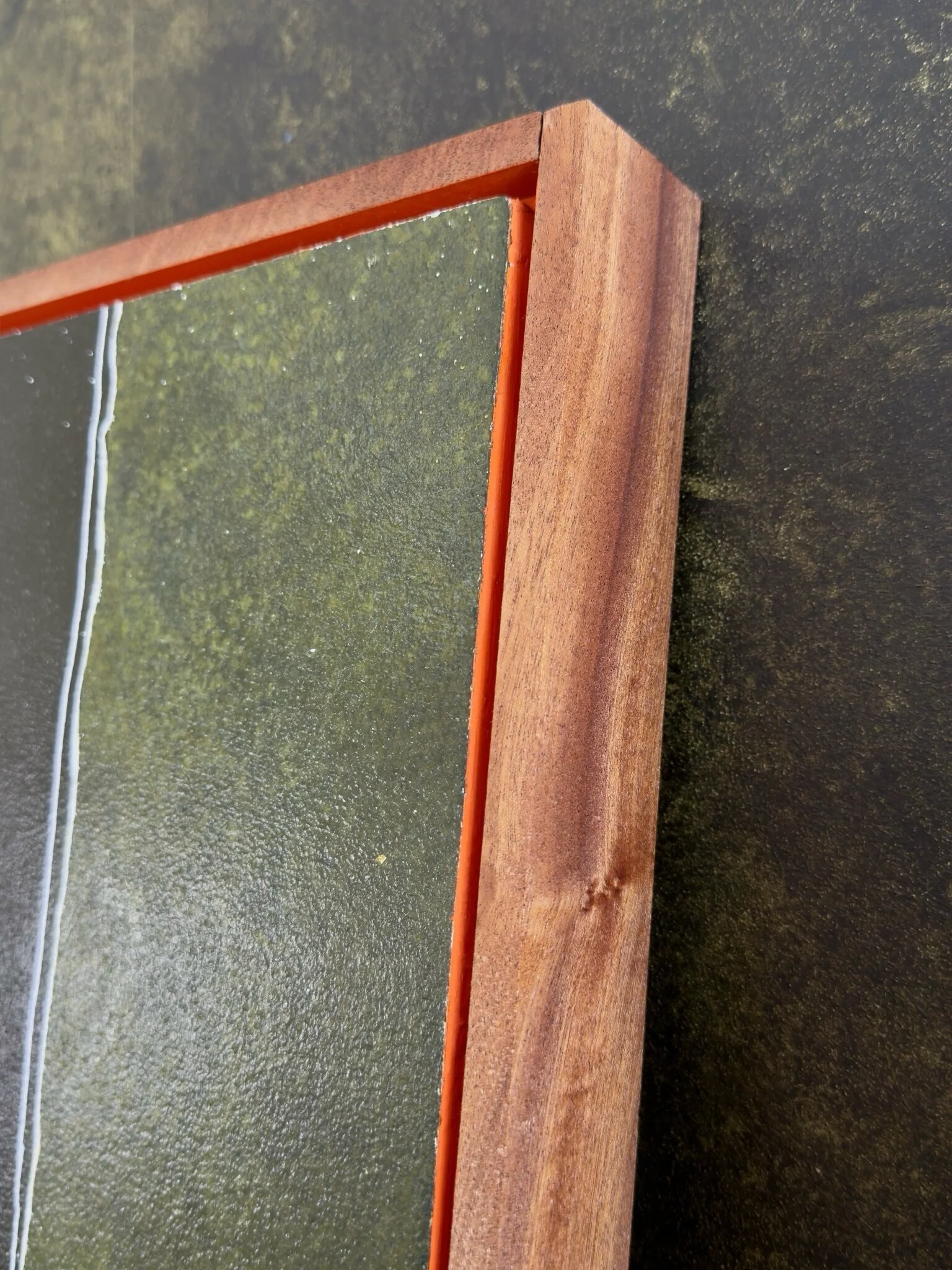 Strukturiertes, abstraktes Acrylgemälde mit grünem Farbfeld, Gipsformen, Mahagoni-Schattenfugenrahmen mit oranger Fuge