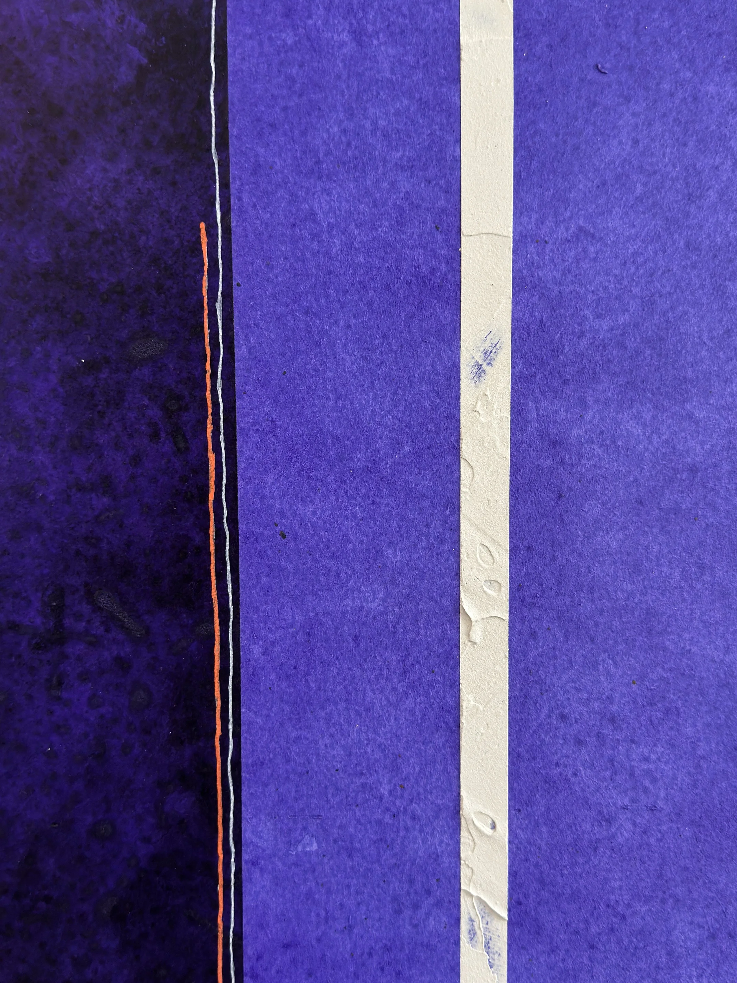 Nahaufnahme einer blauen Oberfläche mit weißen, schwarzen und orangefarbenen Linien