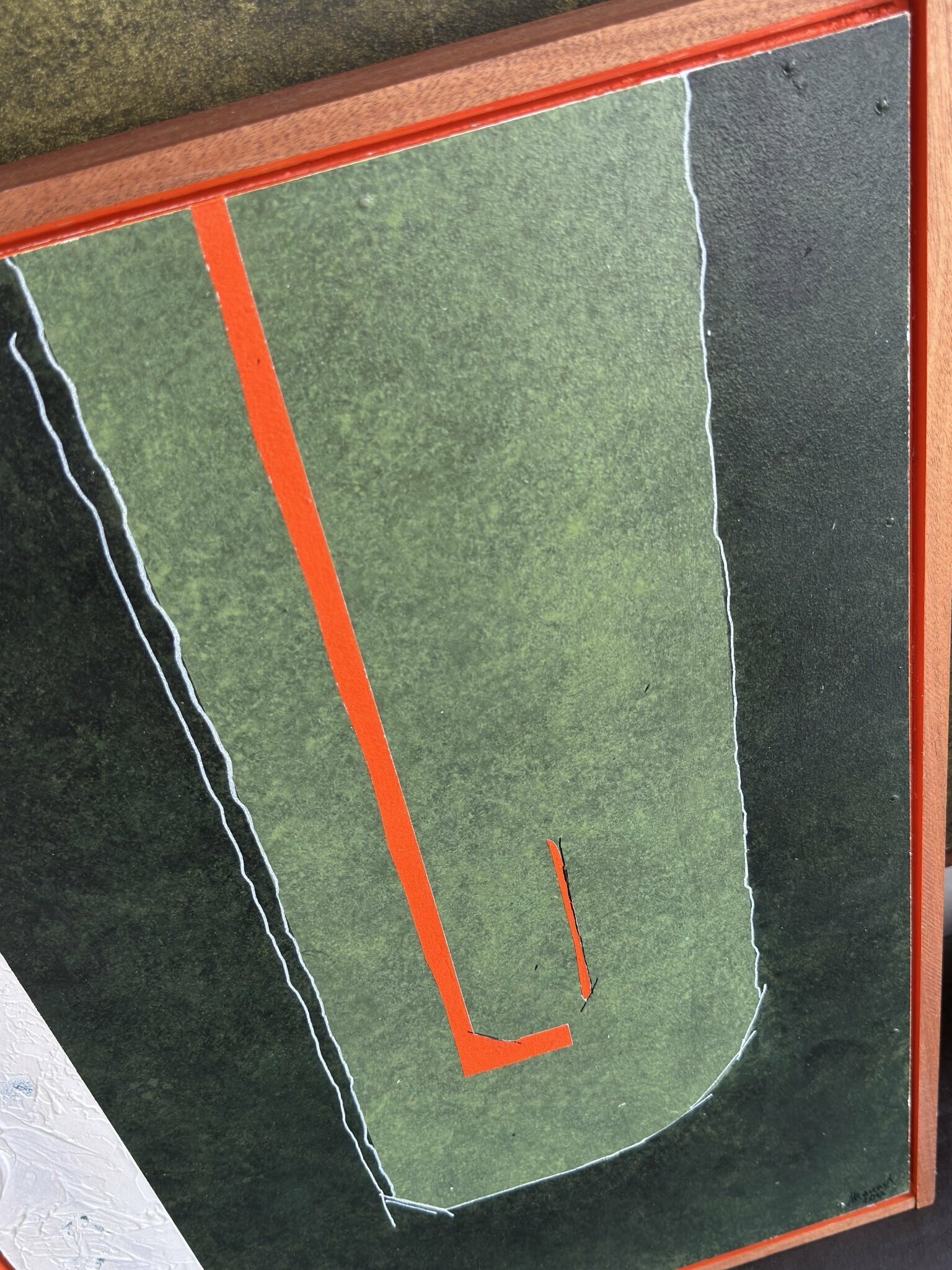 Strukturiertes, abstraktes Acrylgemälde mit einem großflächigen grünen Farbfeld. Ein hervorstechendes orangenes Element setzt einen starken farblichen Akzent. Ergänzt wird das Werk durch weiße Strichlinien und Gipsformen, die zusätzliche Tiefe und Ma