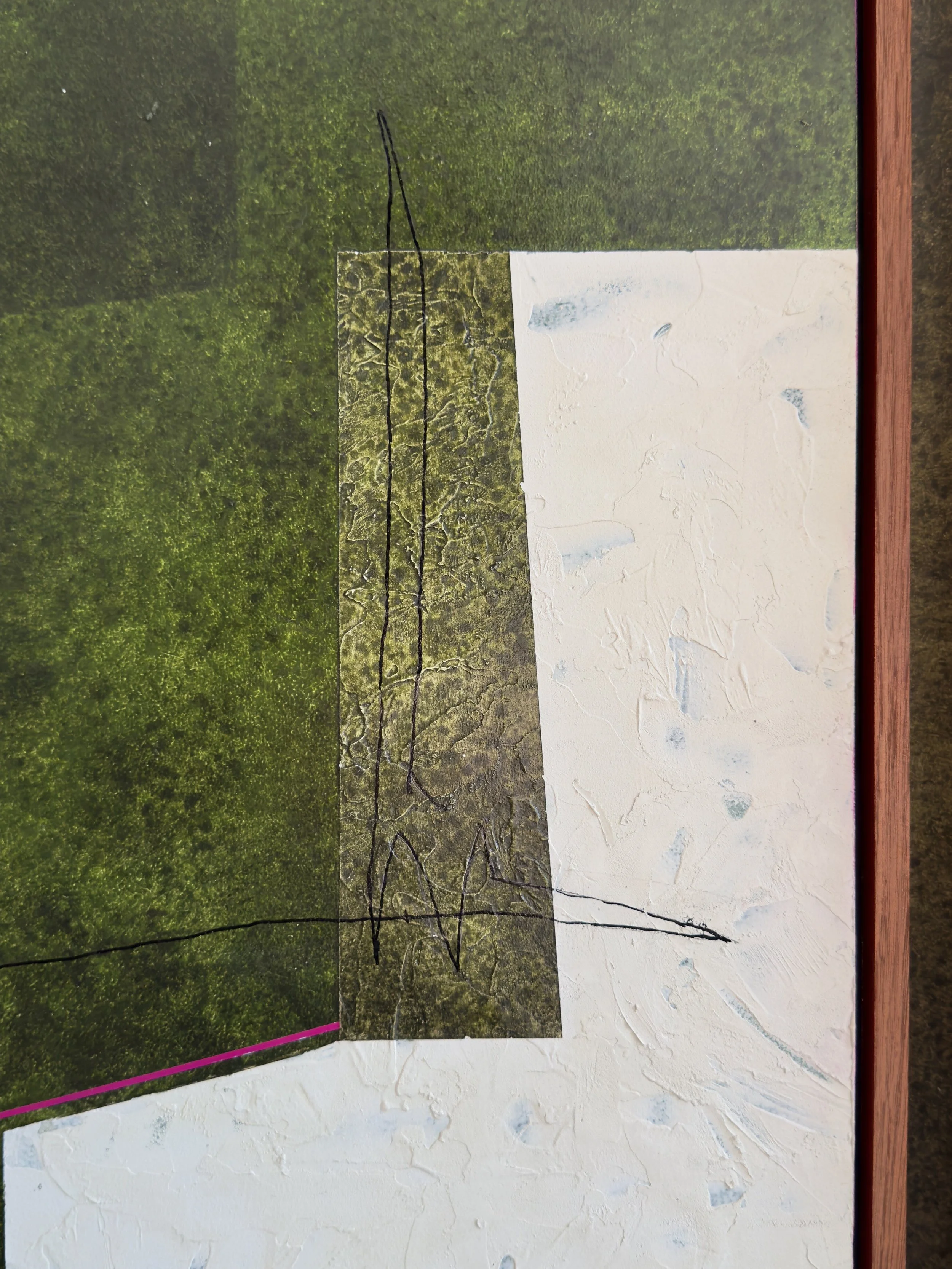 Gemälde mit grünen, braunen und weißen Flächen, eine schwarze Linie und eine unleserliche Signatur.