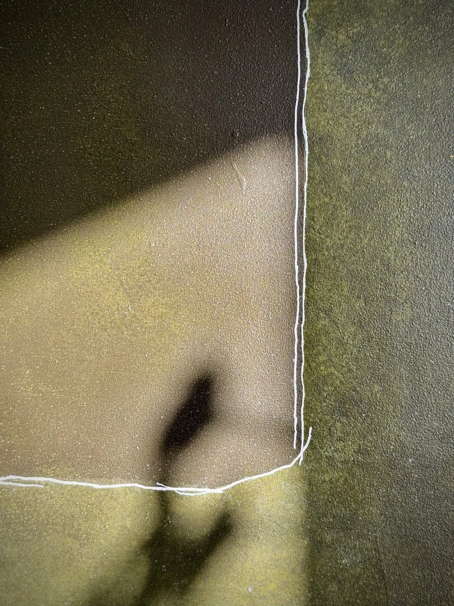 Strukturiertes, abstraktes Acrylgemälde mit grünem Farbfeld, Gipsformen, Mahagoni-Schattenfugenrahmen mit oranger Fuge