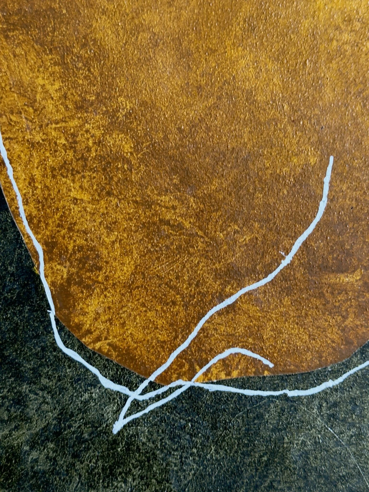 Abstraktes Gemälde mit zwei großflächigen, ockerfarbenen Formen auf einem strukturierten olivegrünen Hintergrund. Feine weiße Linien verlaufen über das Bild und setzen grafische Akzente. Das Werk ist in einem Schattenfugenrahmen aus Mahagoni gerahmt.