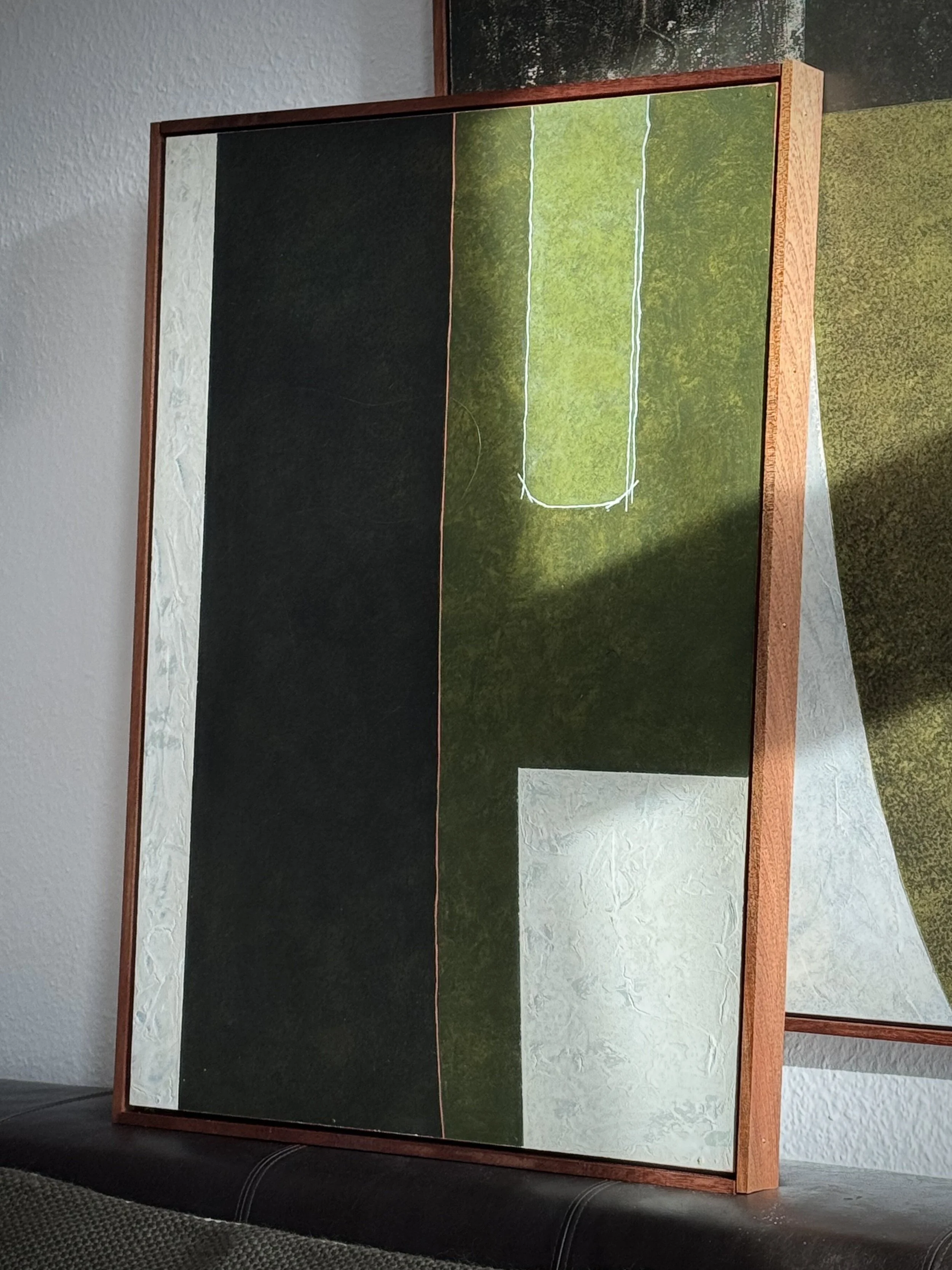 Strukturiertes, abstraktes Acrylgemälde mit grünem Farbfeld, Gipsformen, oranger Linie und Mahagoni-Schattenfugenrahmen mit oranger Fuge