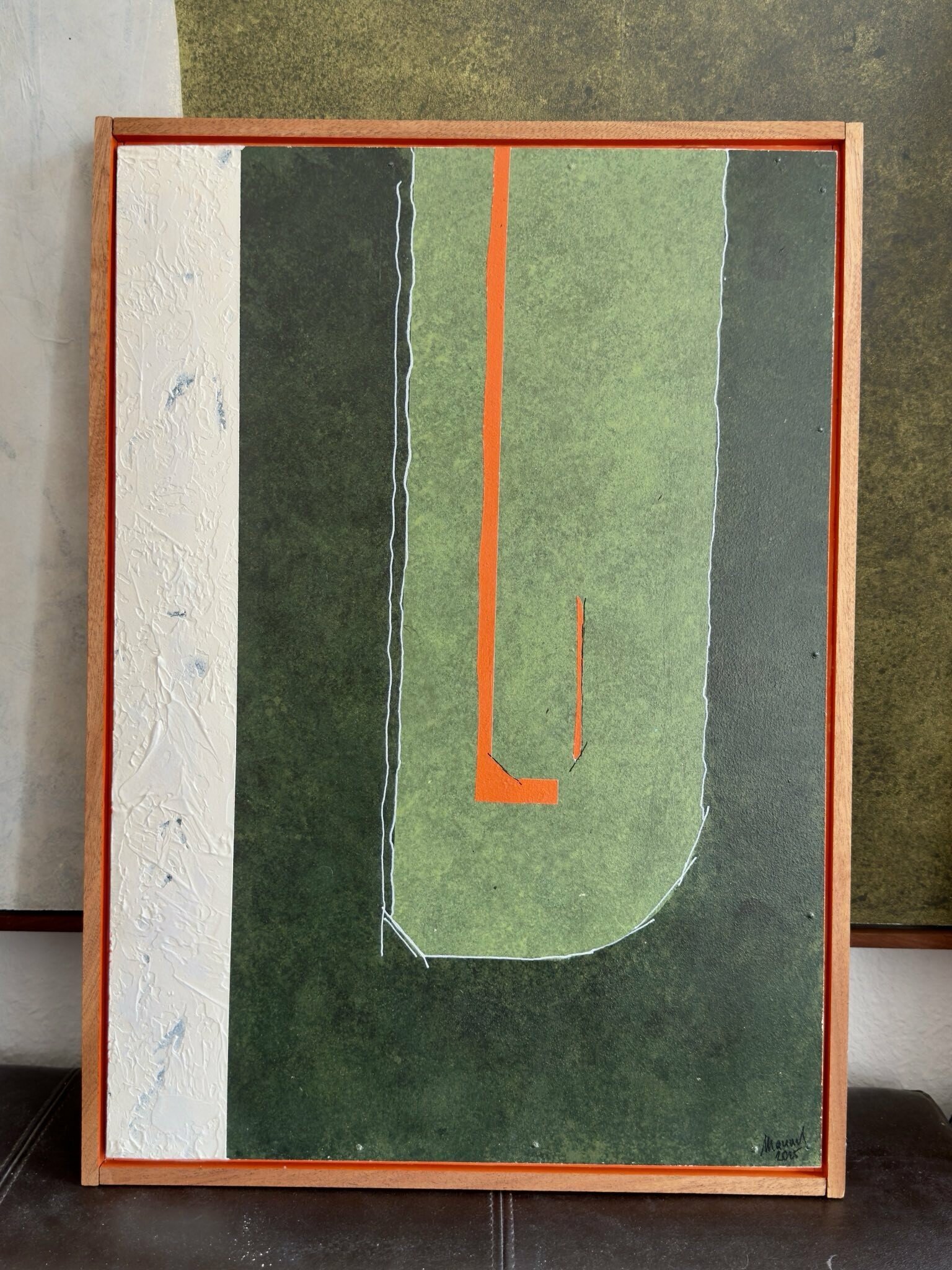 Strukturiertes, abstraktes Acrylgemälde mit einem großflächigen grünen Farbfeld. Ein hervorstechendes orangenes Element setzt einen starken farblichen Akzent. Ergänzt wird das Werk durch weiße Strichlinien und Gipsformen, die zusätzliche Tiefe und Ma