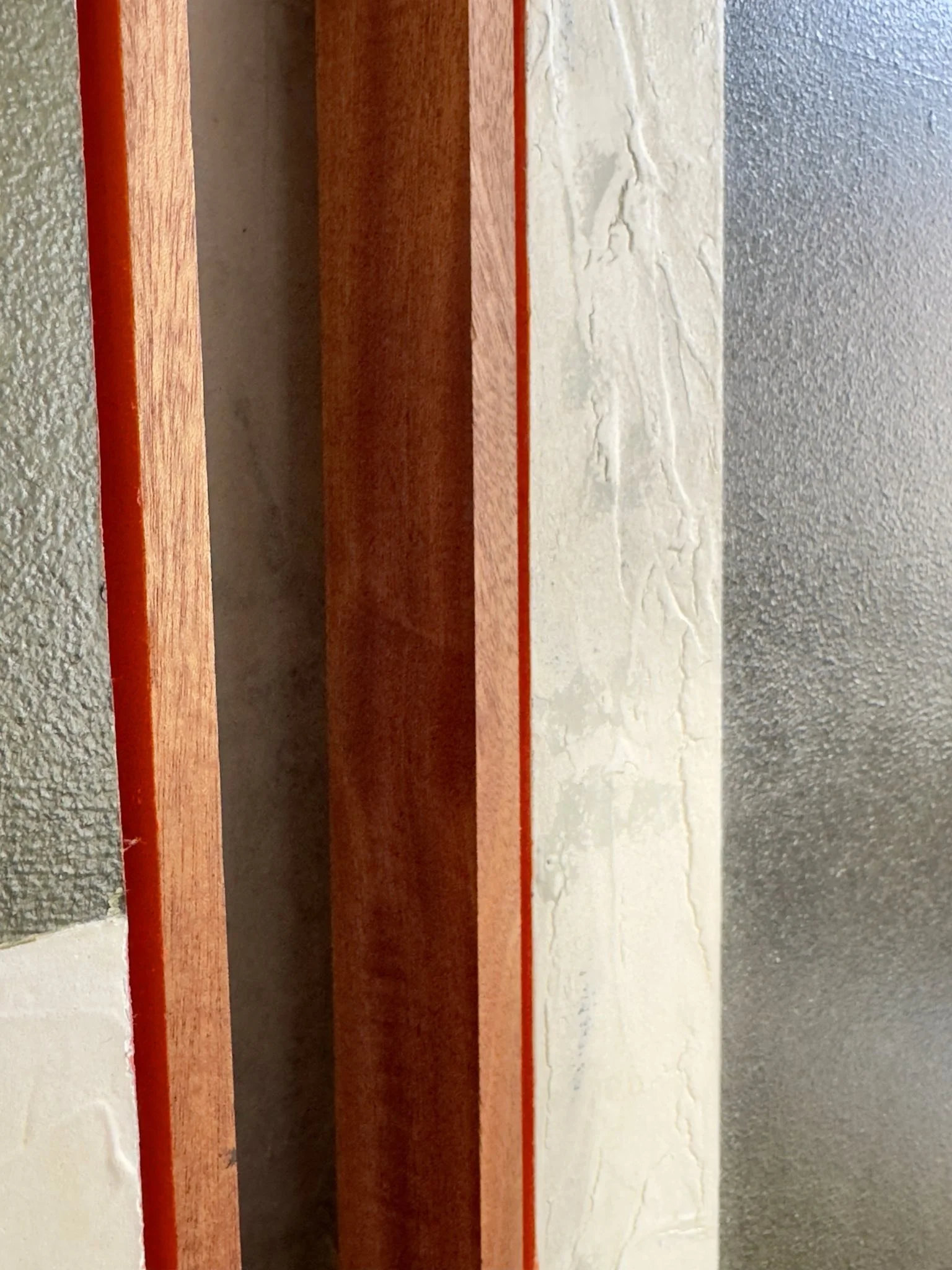 Strukturiertes, abstraktes Acrylgemälde mit grünem Farbfeld, Gipsformen, oranger Linie und Mahagoni-Schattenfugenrahmen mit oranger Fuge