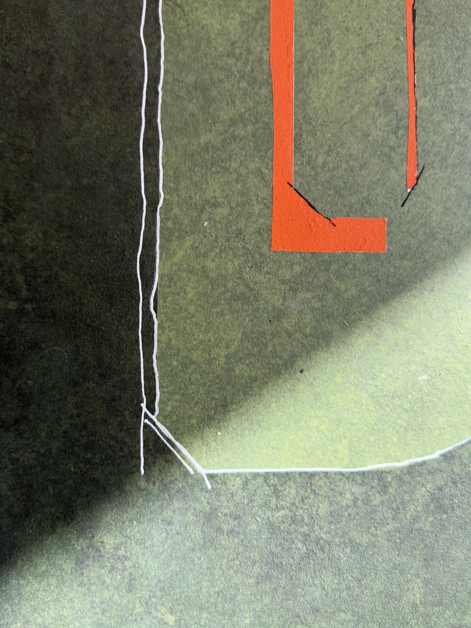 Strukturiertes, abstraktes Acrylgemälde mit einem großflächigen grünen Farbfeld. Ein hervorstechendes orangenes Element setzt einen starken farblichen Akzent. Ergänzt wird das Werk durch weiße Strichlinien und Gipsformen, die zusätzliche Tiefe und Ma