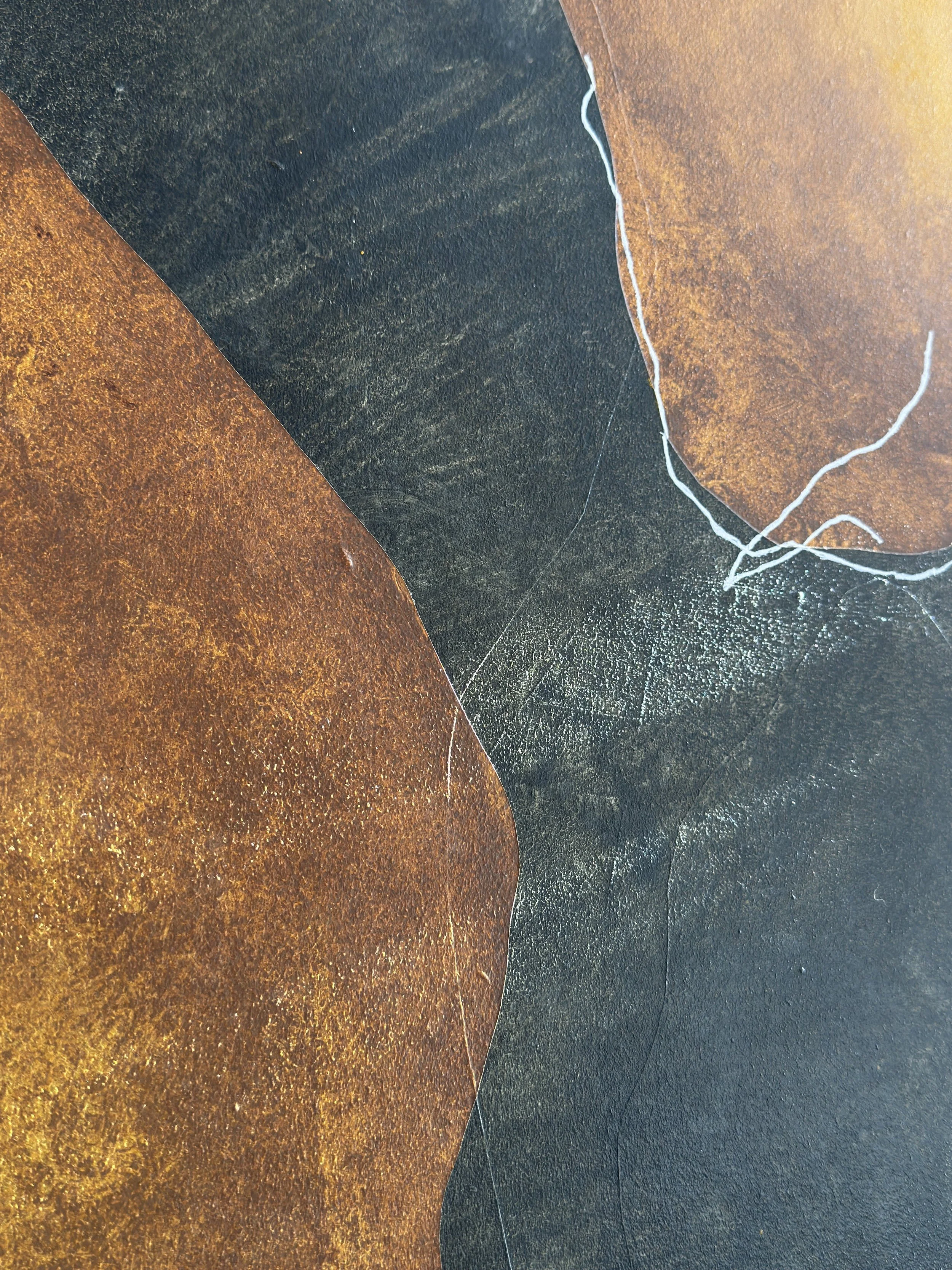 Abstraktes Gemälde mit zwei großflächigen, ockerfarbenen Formen auf einem strukturierten olivegrünen Hintergrund. Feine weiße Linien verlaufen über das Bild und setzen grafische Akzente. Das Werk ist in einem Schattenfugenrahmen aus Mahagoni gerahmt.