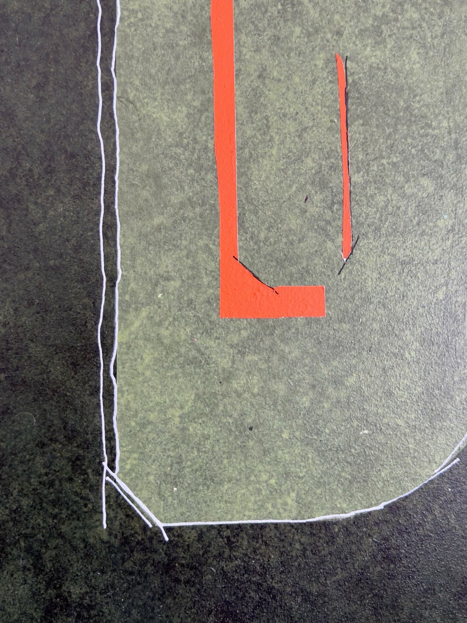 Strukturiertes, abstraktes Acrylgemälde mit einem großflächigen grünen Farbfeld. Ein hervorstechendes orangenes Element setzt einen starken farblichen Akzent. Ergänzt wird das Werk durch weiße Strichlinien und Gipsformen, die zusätzliche Tiefe und Ma
