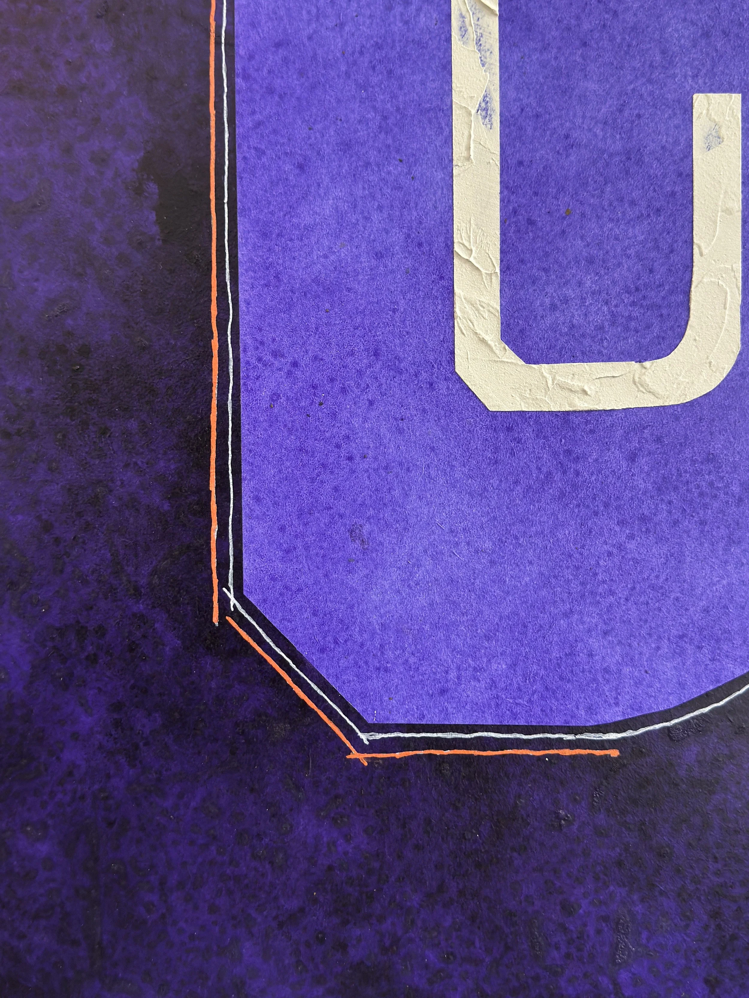 Nahaufnahme eines bordeauxroten Buchcovers mit einer großen, weißen, verblichenen Nummer '0' in der Mitte.