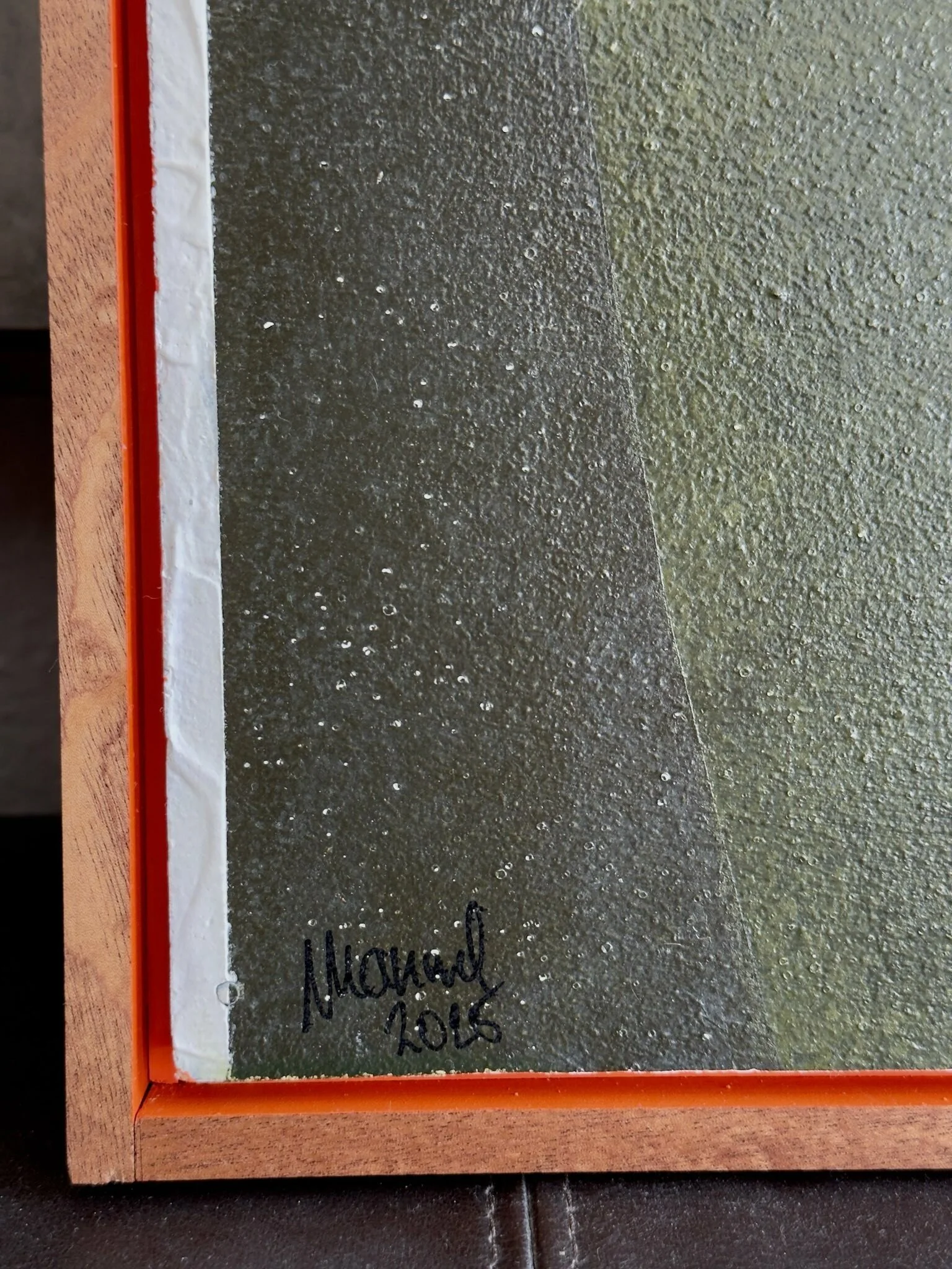 Strukturiertes, abstraktes Acrylgemälde mit grünem Farbfeld, Gipsformen, Mahagoni-Schattenfugenrahmen mit oranger Fuge