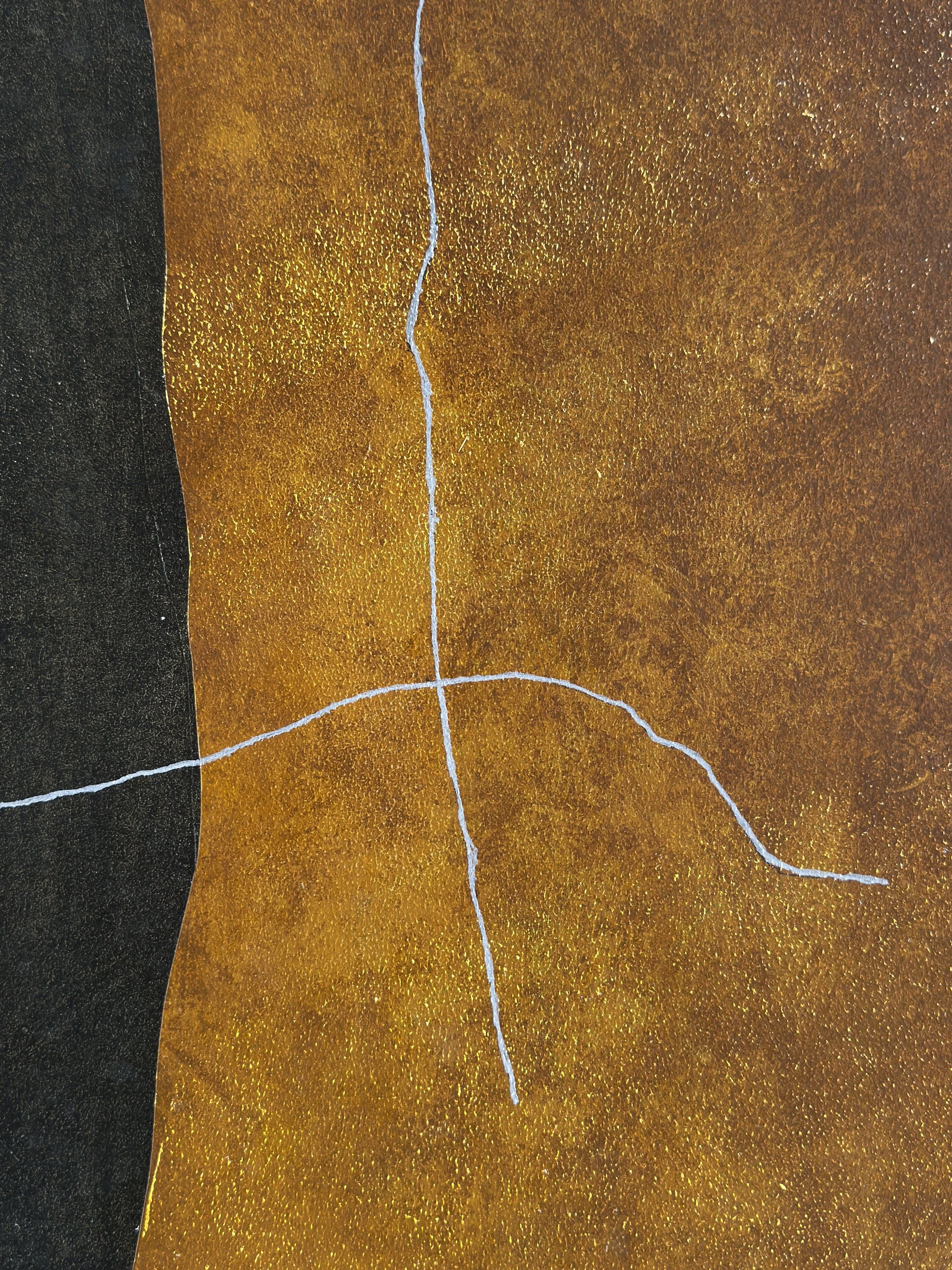 Abstraktes Gemälde mit zwei großflächigen, ockerfarbenen Formen auf einem strukturierten olivegrünen Hintergrund. Feine weiße Linien verlaufen über das Bild und setzen grafische Akzente. Das Werk ist in einem Schattenfugenrahmen aus Mahagoni gerahmt.