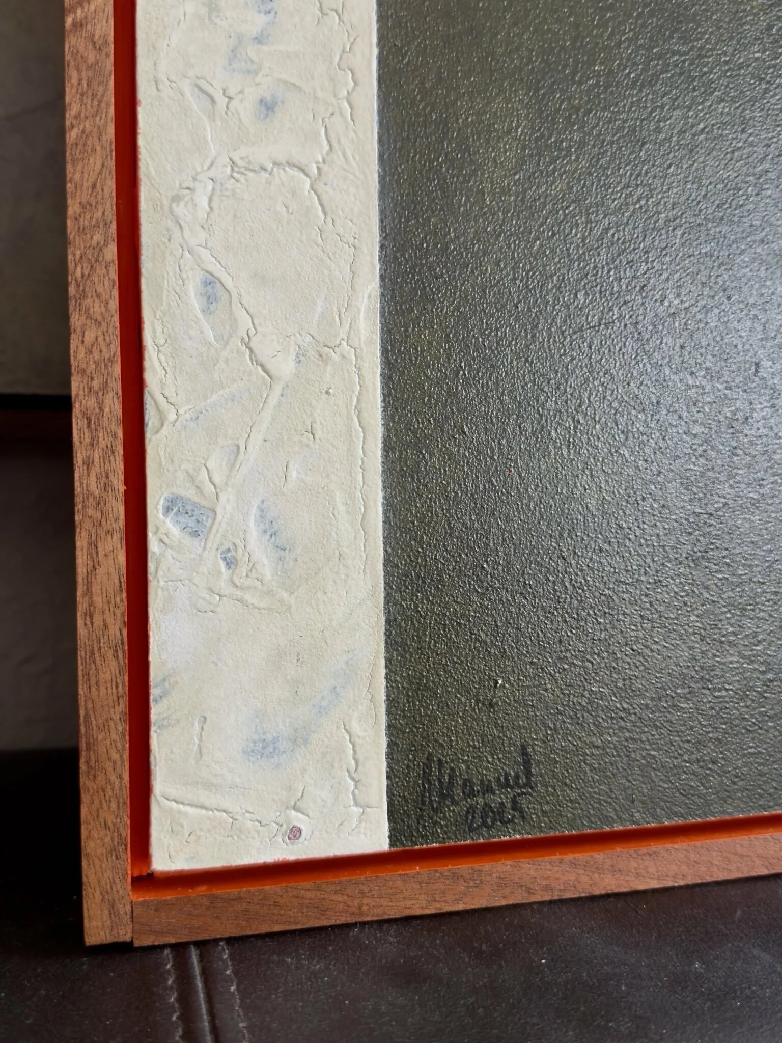 Strukturiertes, abstraktes Acrylgemälde mit grünem Farbfeld, Gipsformen, oranger Linie und Mahagoni-Schattenfugenrahmen mit oranger Fuge