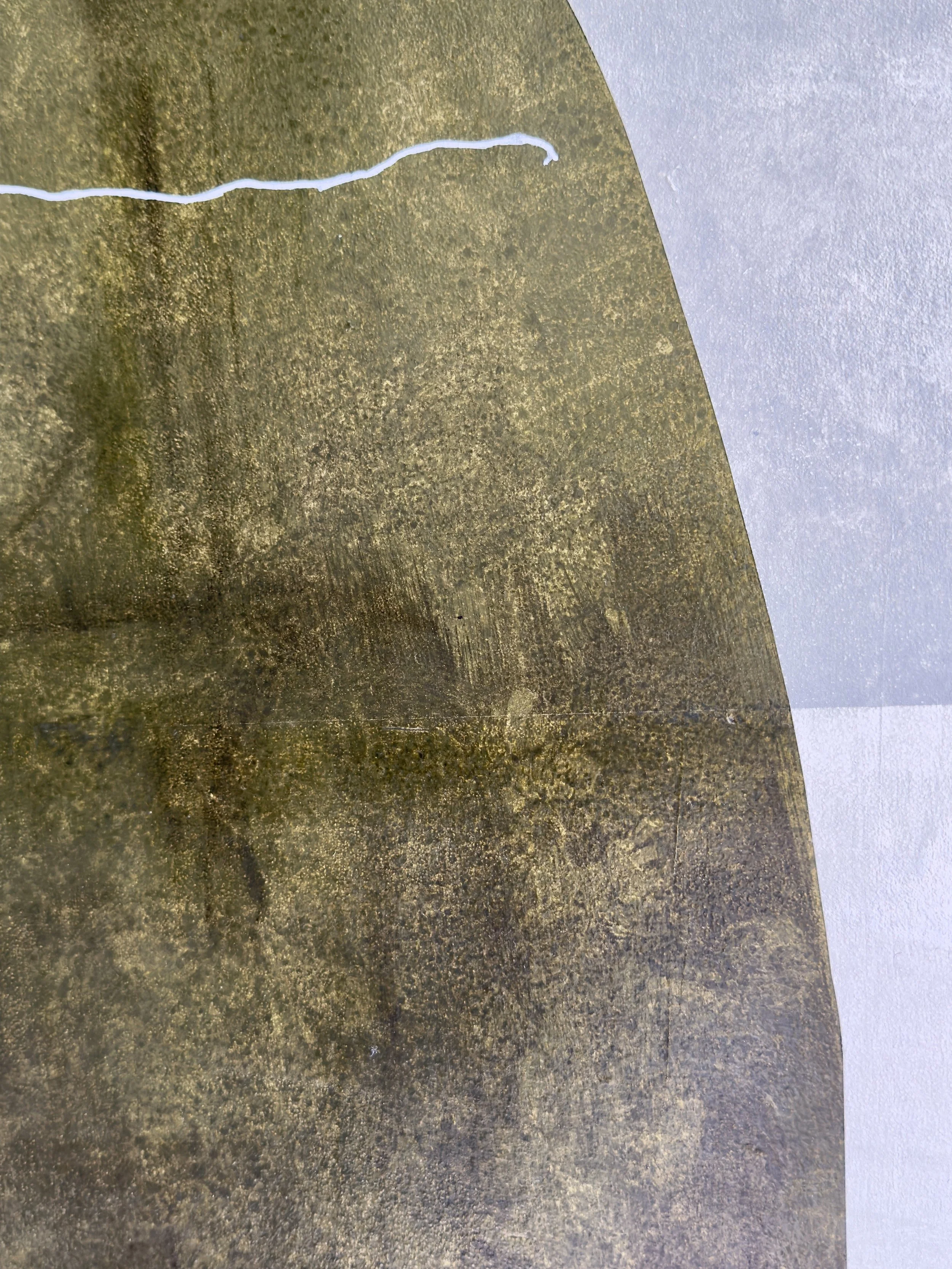 Nahaufnahme einer goldfarbenen Statue eines Gesichts mit geschlossenen Augen, teilweise abgelichtet.