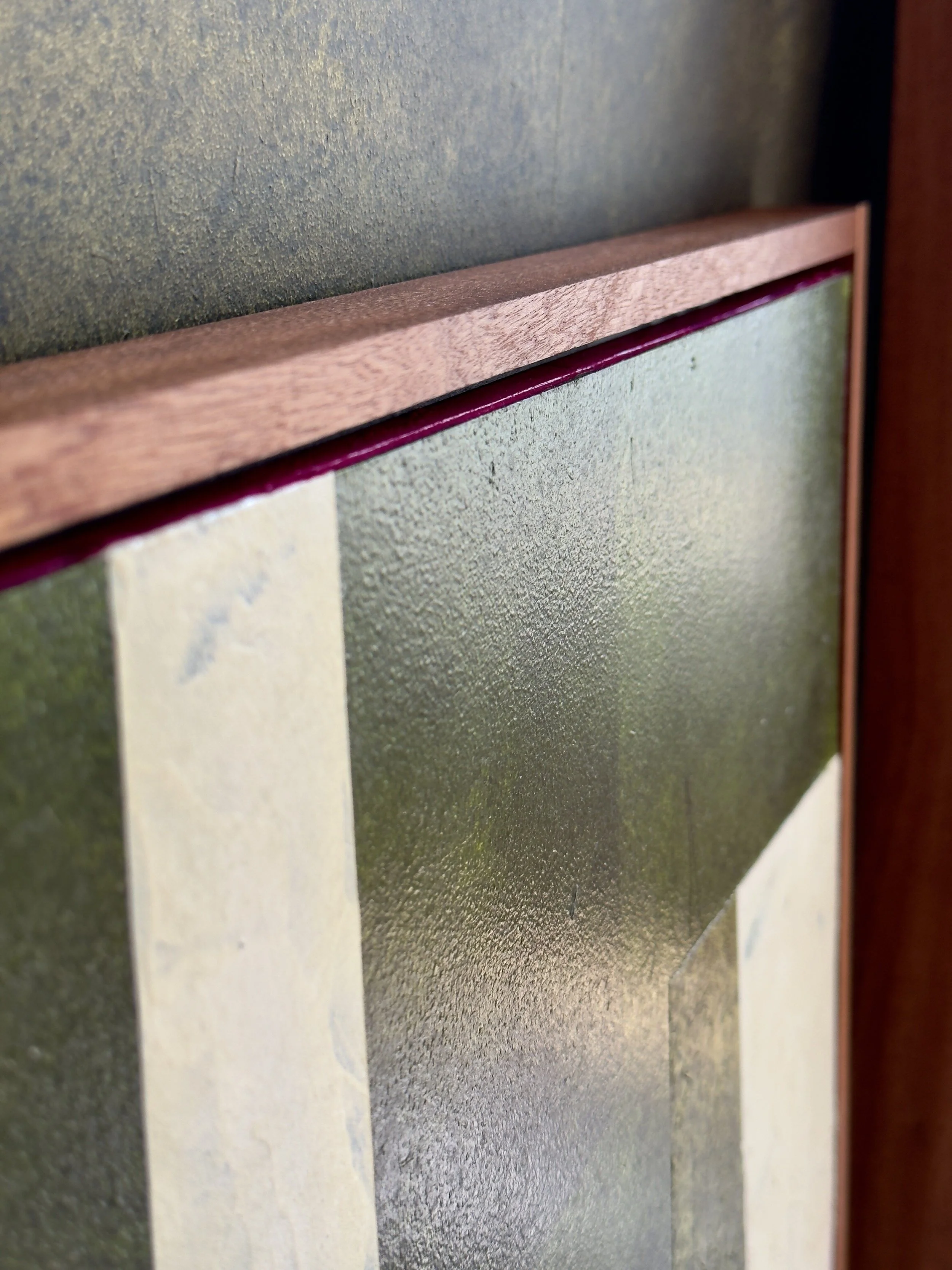 Nahaufnahme einer Holzrahmen mit getönten und strukturierten Glasflächen.